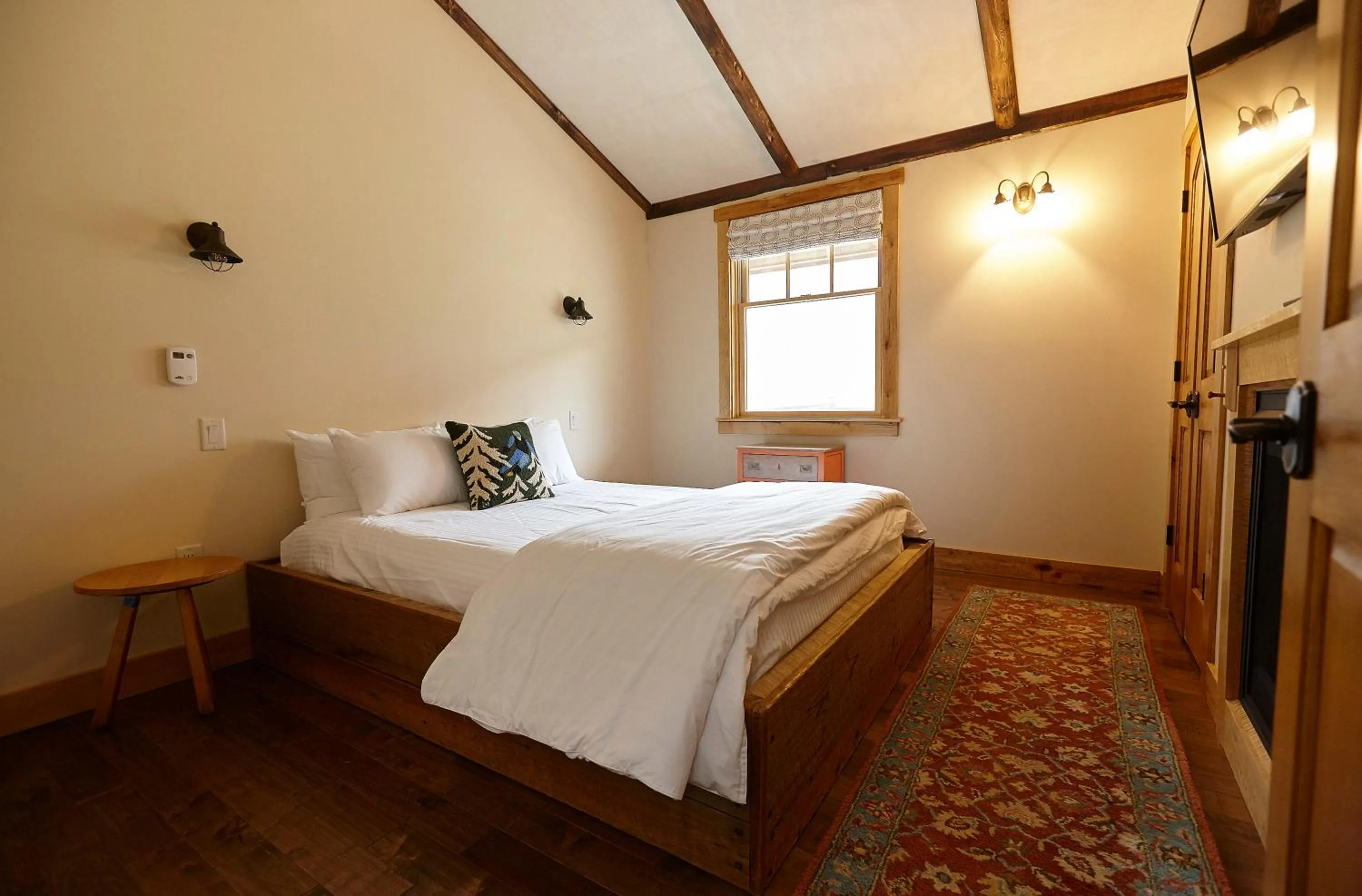 Bedroom, Bed in Seesaw's Lodge