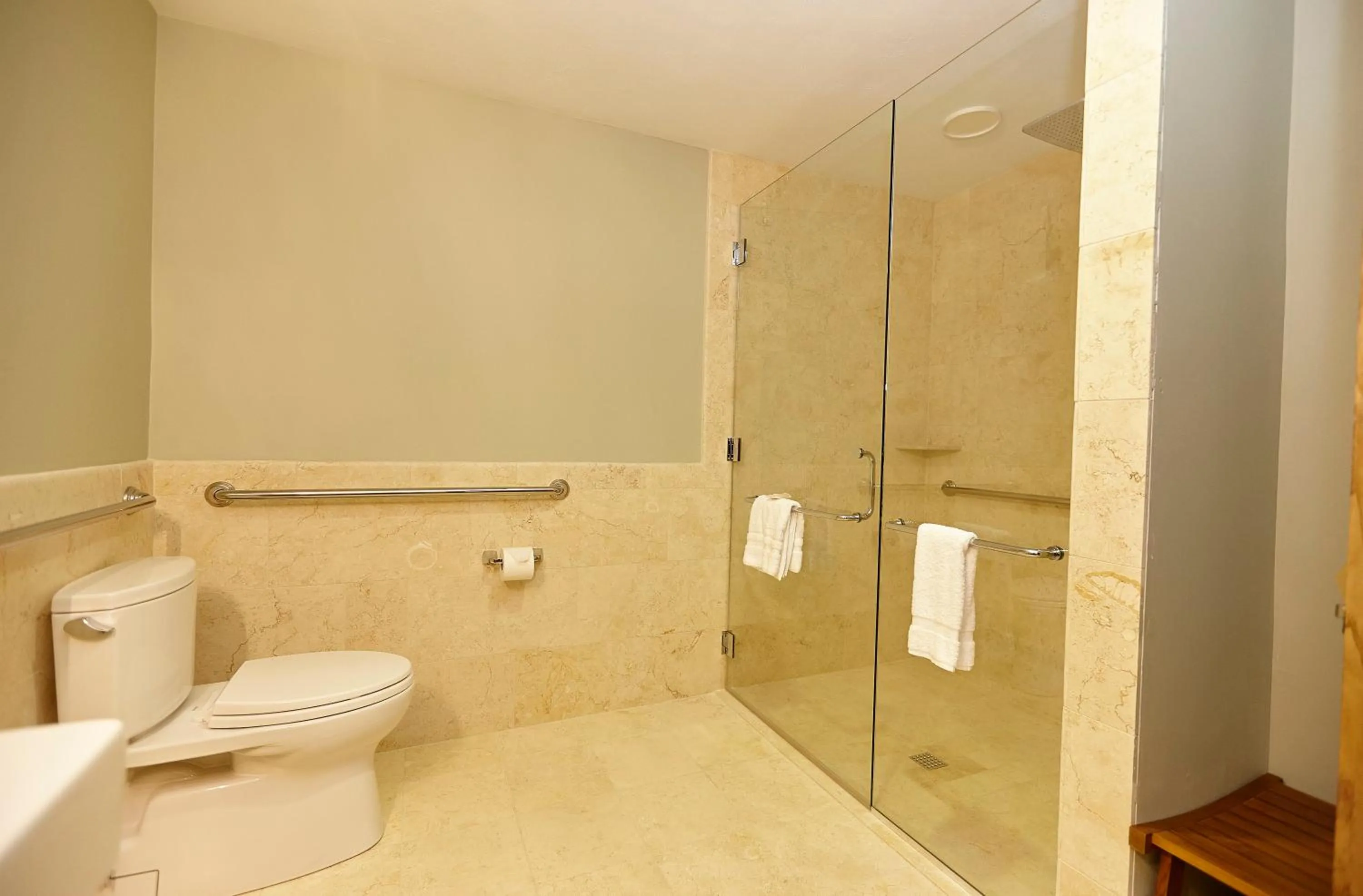 Shower in Seesaw's Lodge