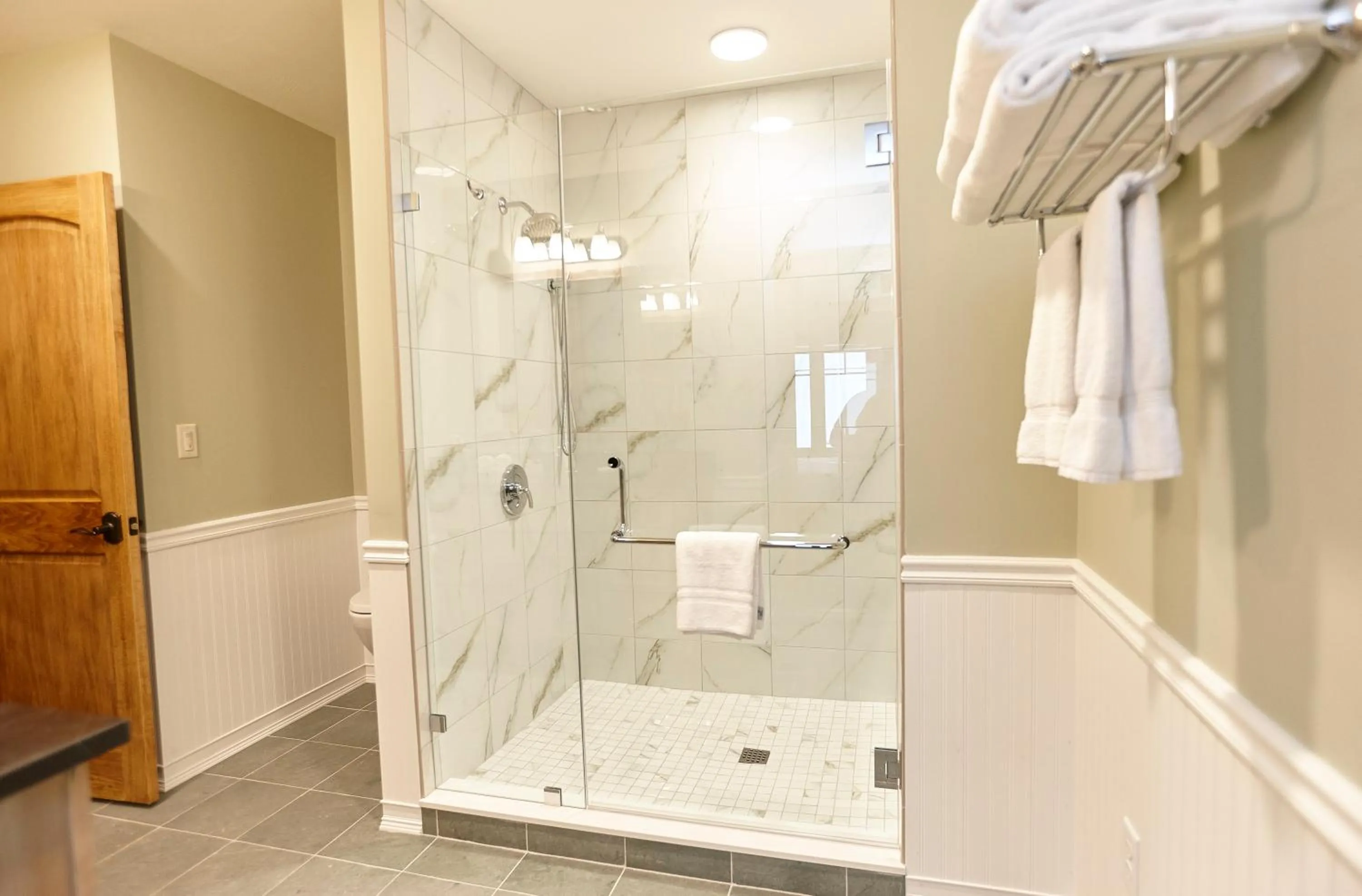 Shower in Seesaw's Lodge