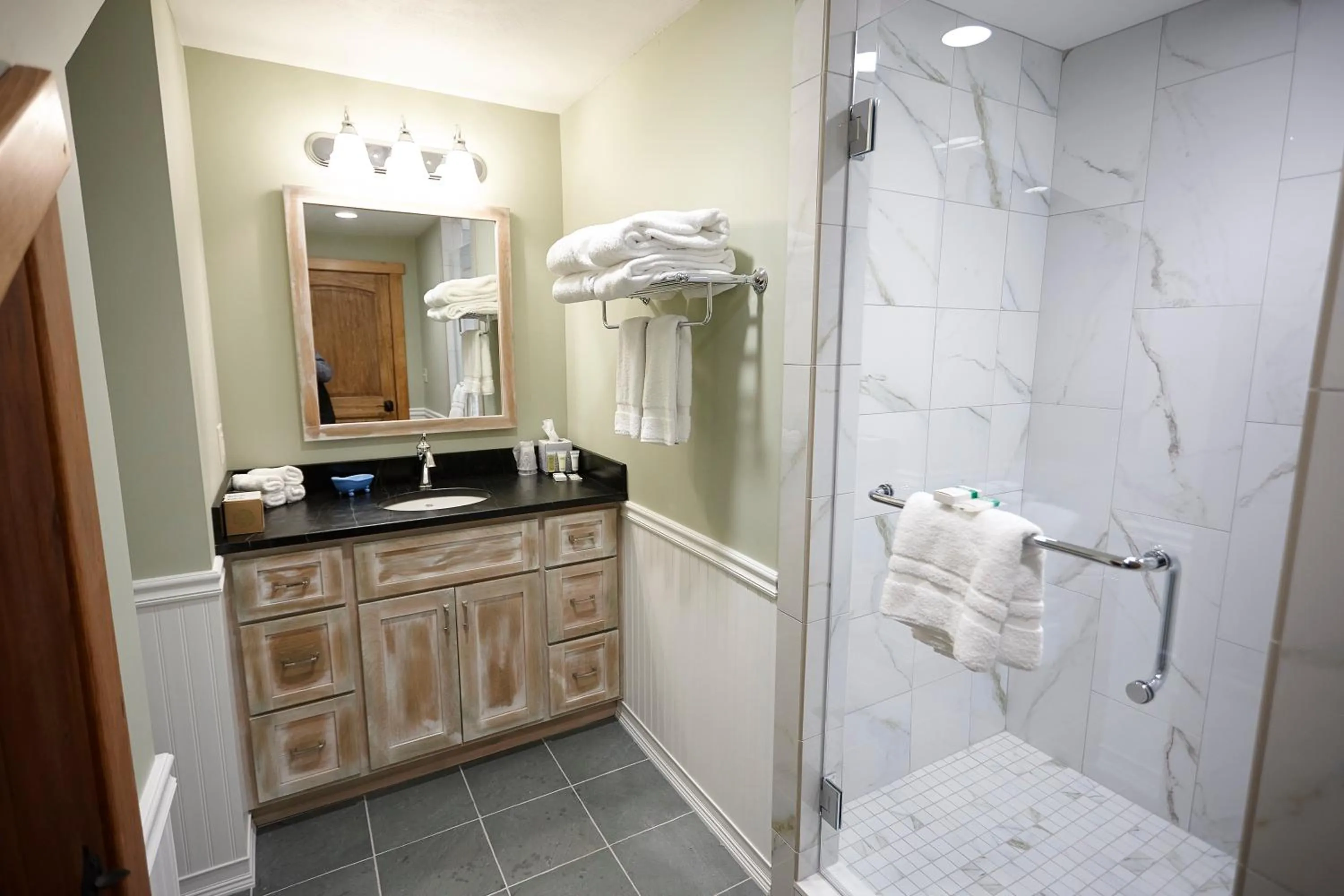 Shower in Seesaw's Lodge