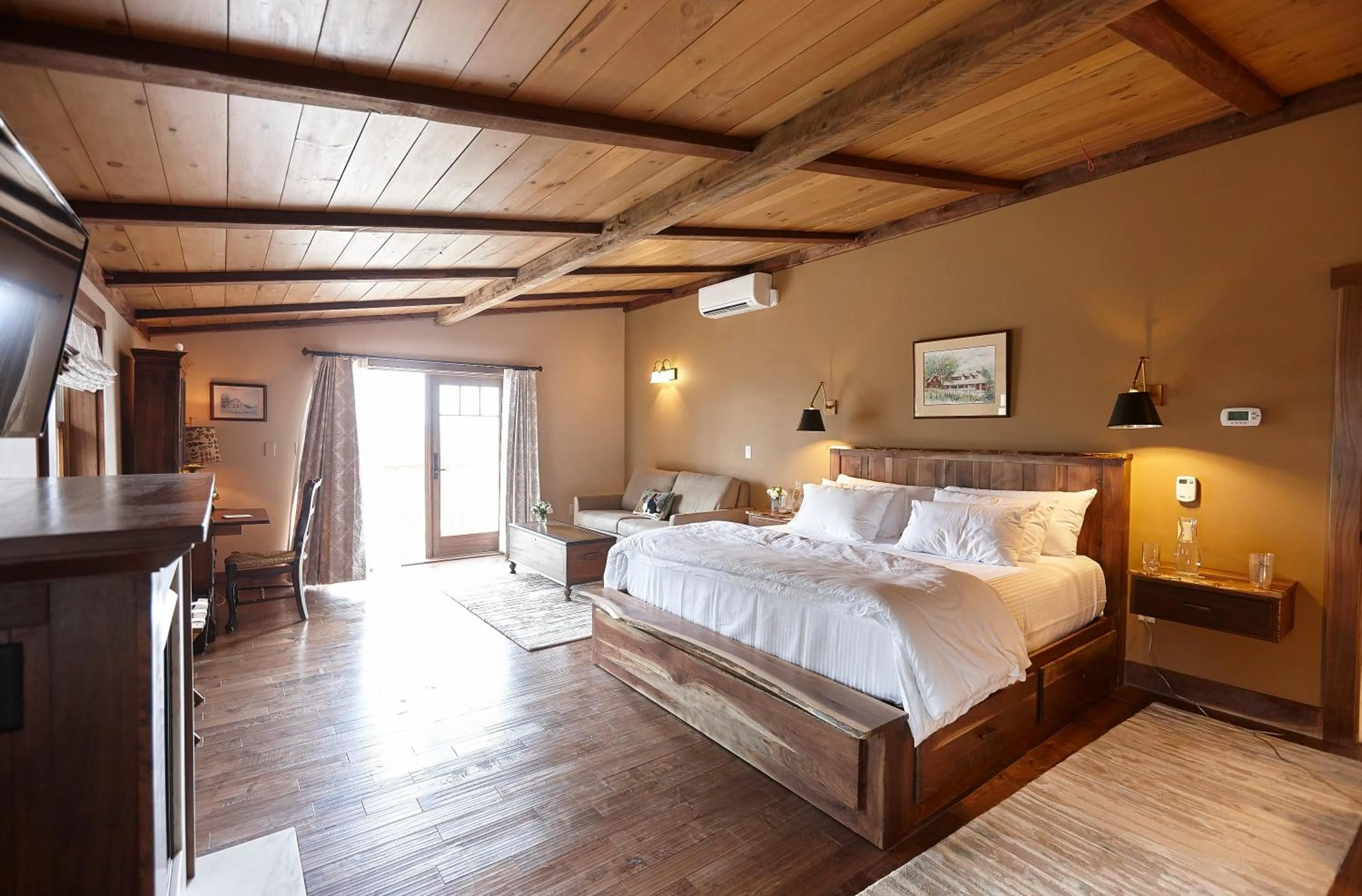 Bedroom, Bed in Seesaw's Lodge