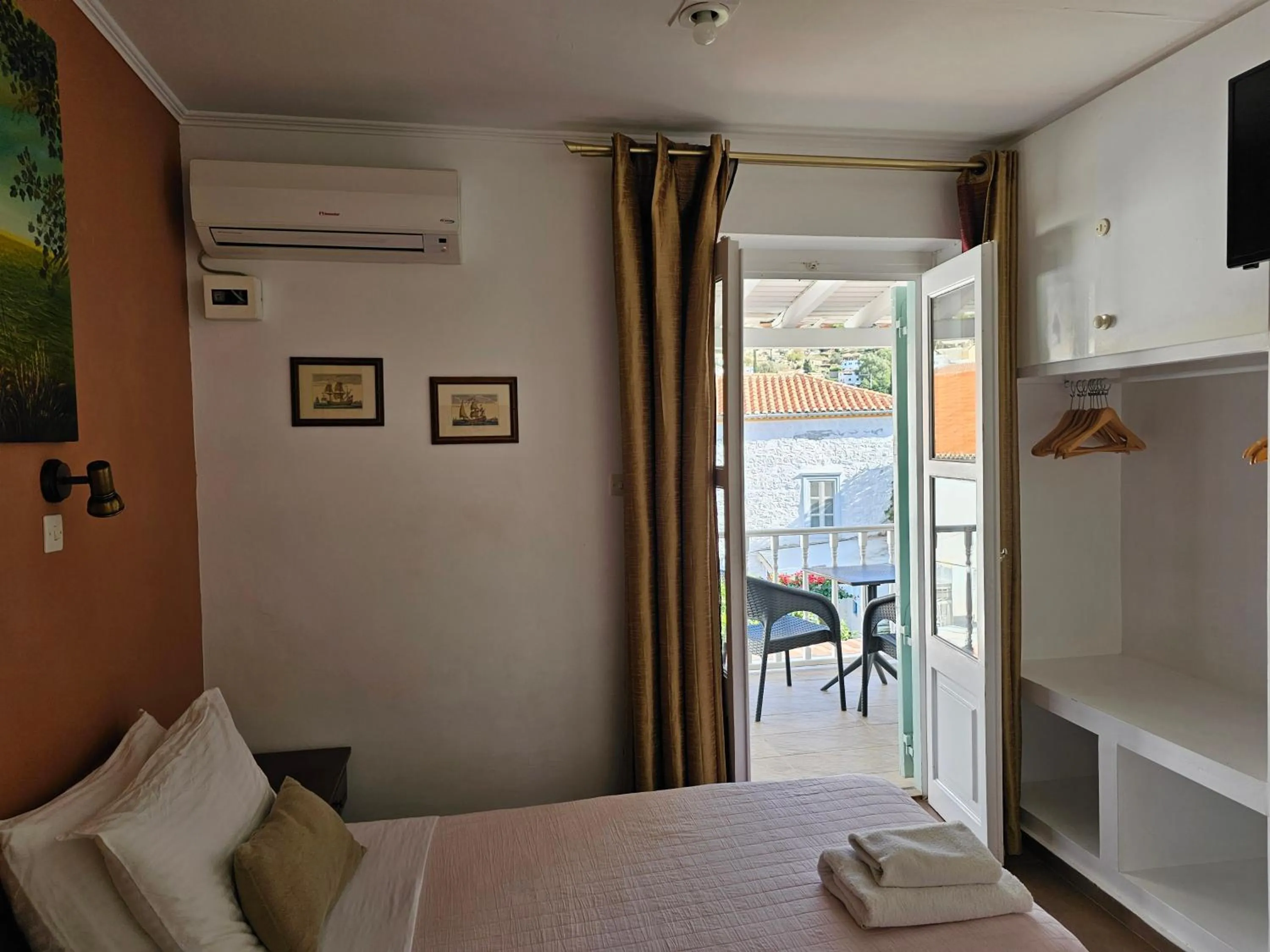 Photo of the whole room in Kirki Hydra