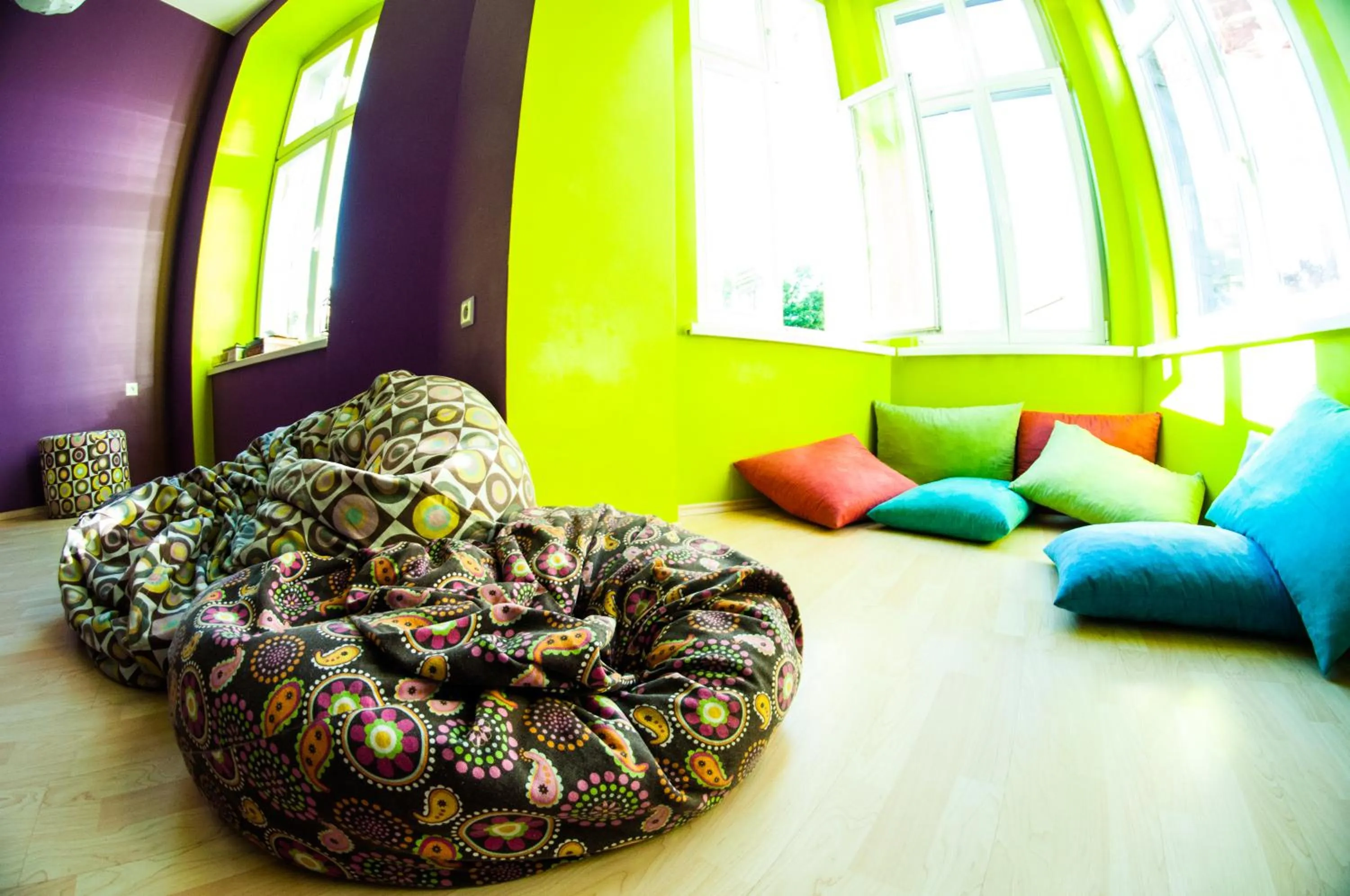 Communal lounge/ TV room in Grampa's Hostel