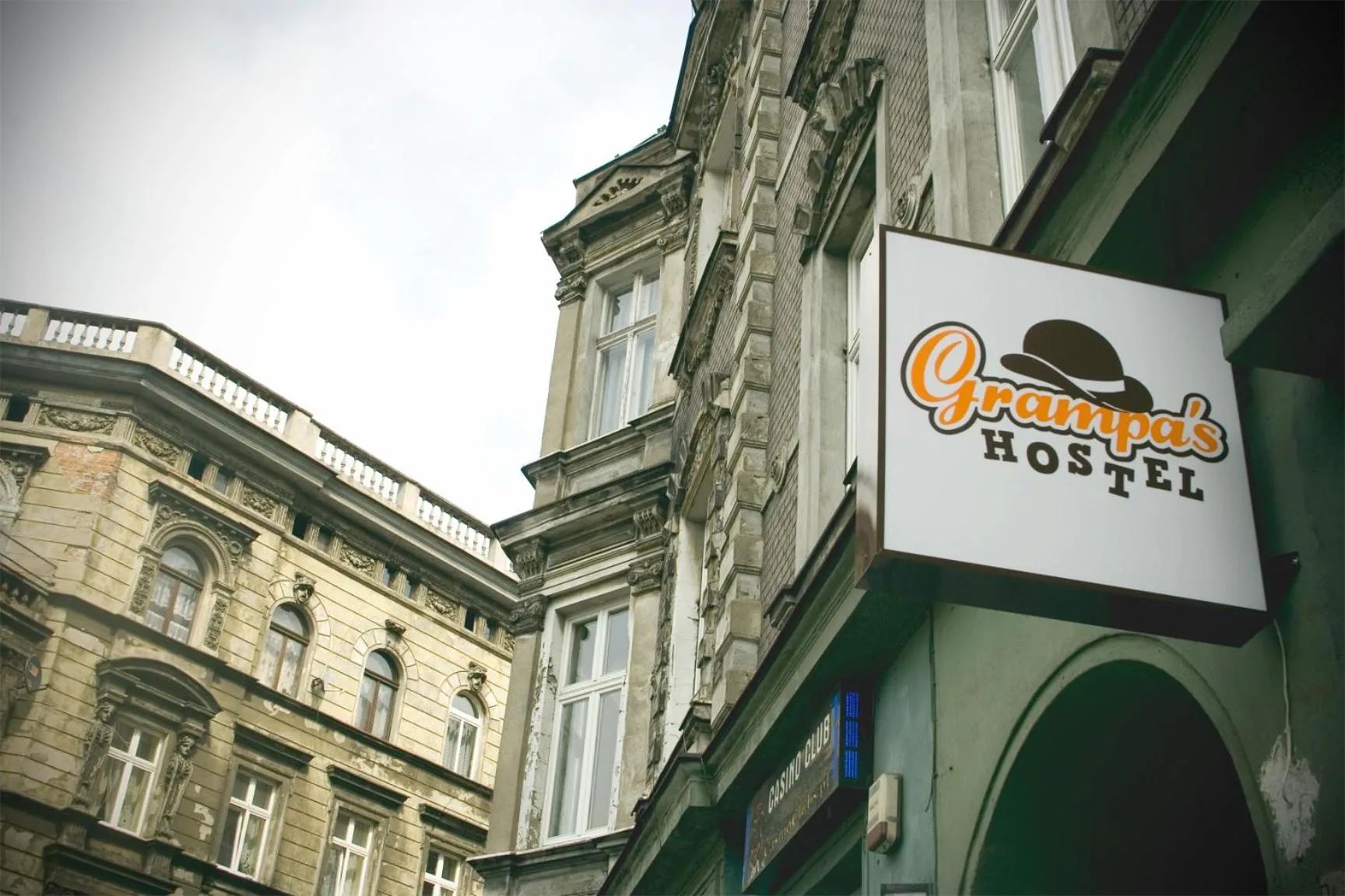 Facade/entrance in Grampa's Hostel