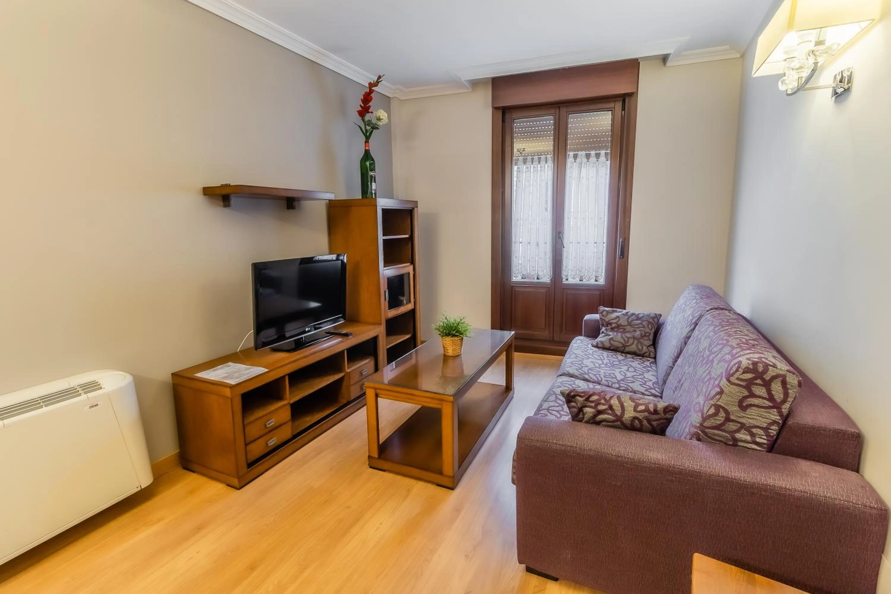 Photo of the whole room in Apartamentos & casas rurales Santo Domingo de Silos