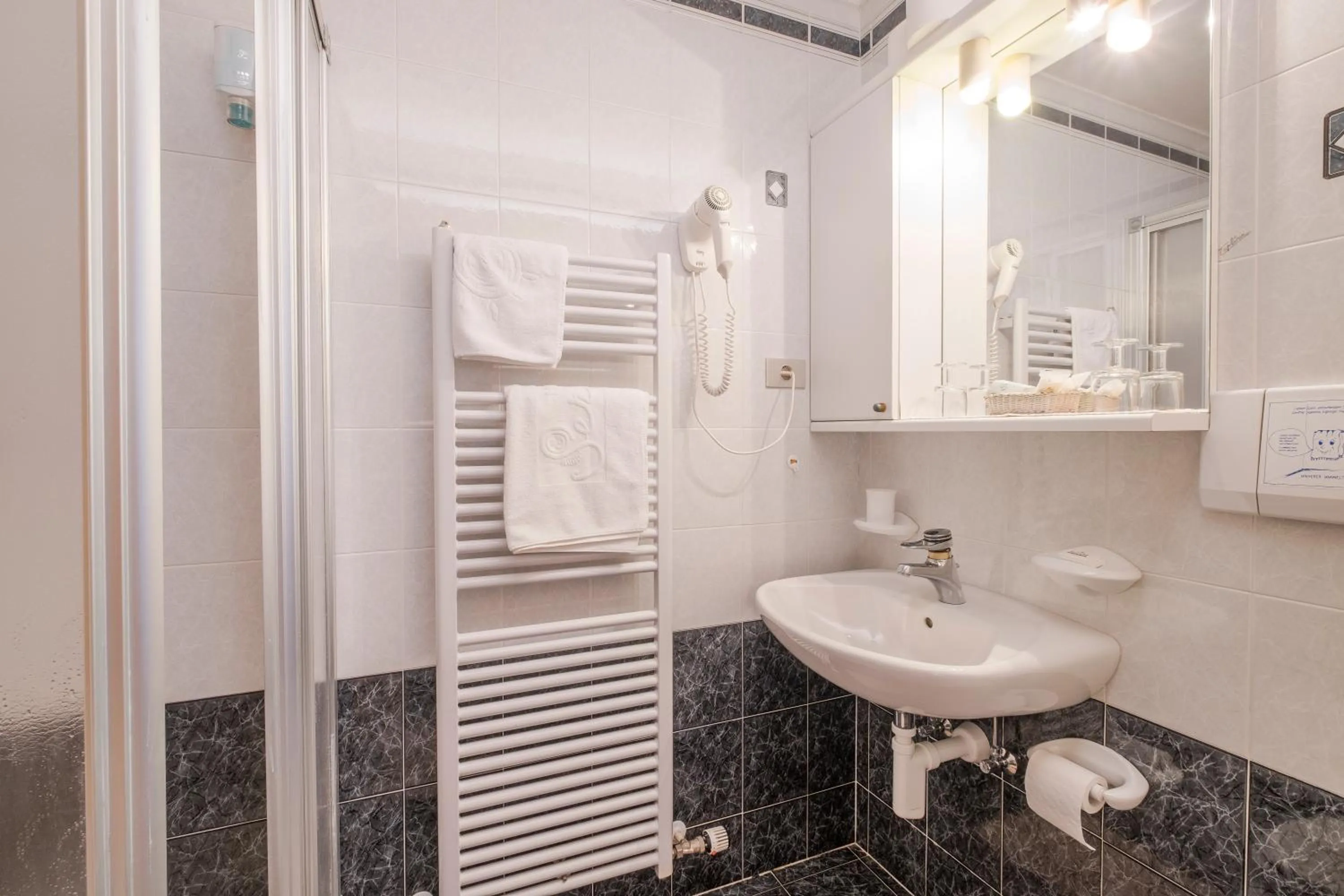 Shower in Hotel Serena