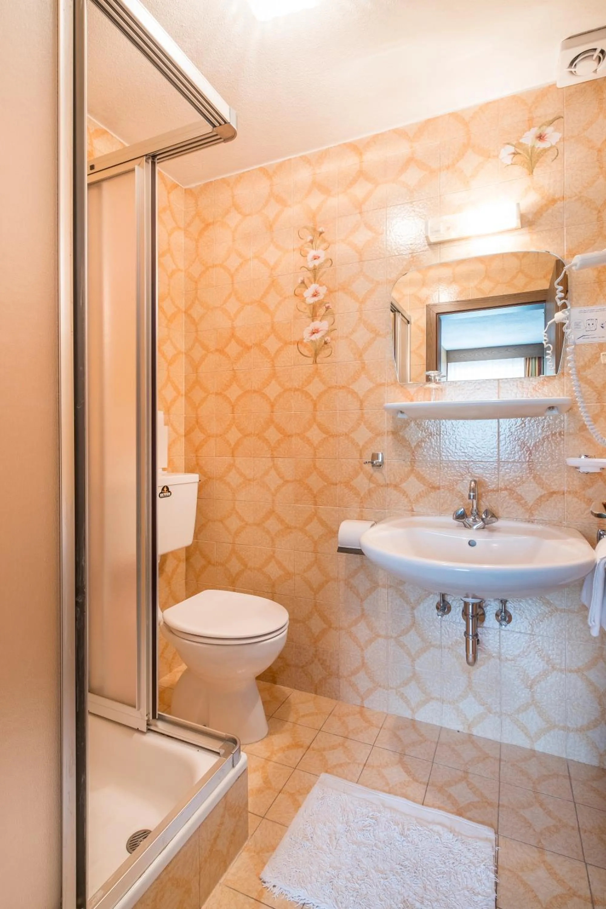 Shower in Hotel Serena