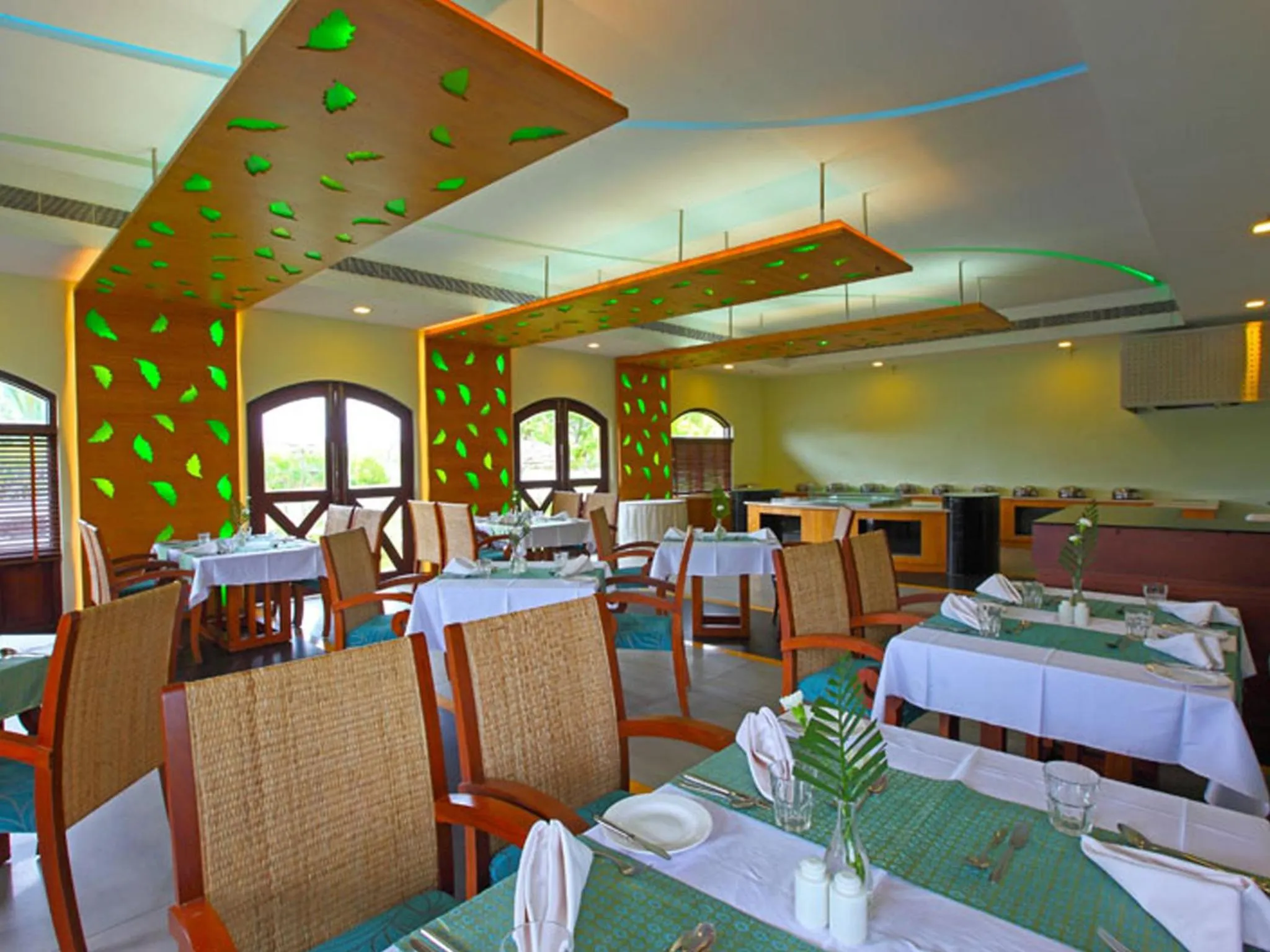 Restaurant/places to eat in Club Mahindra Cherai Beach