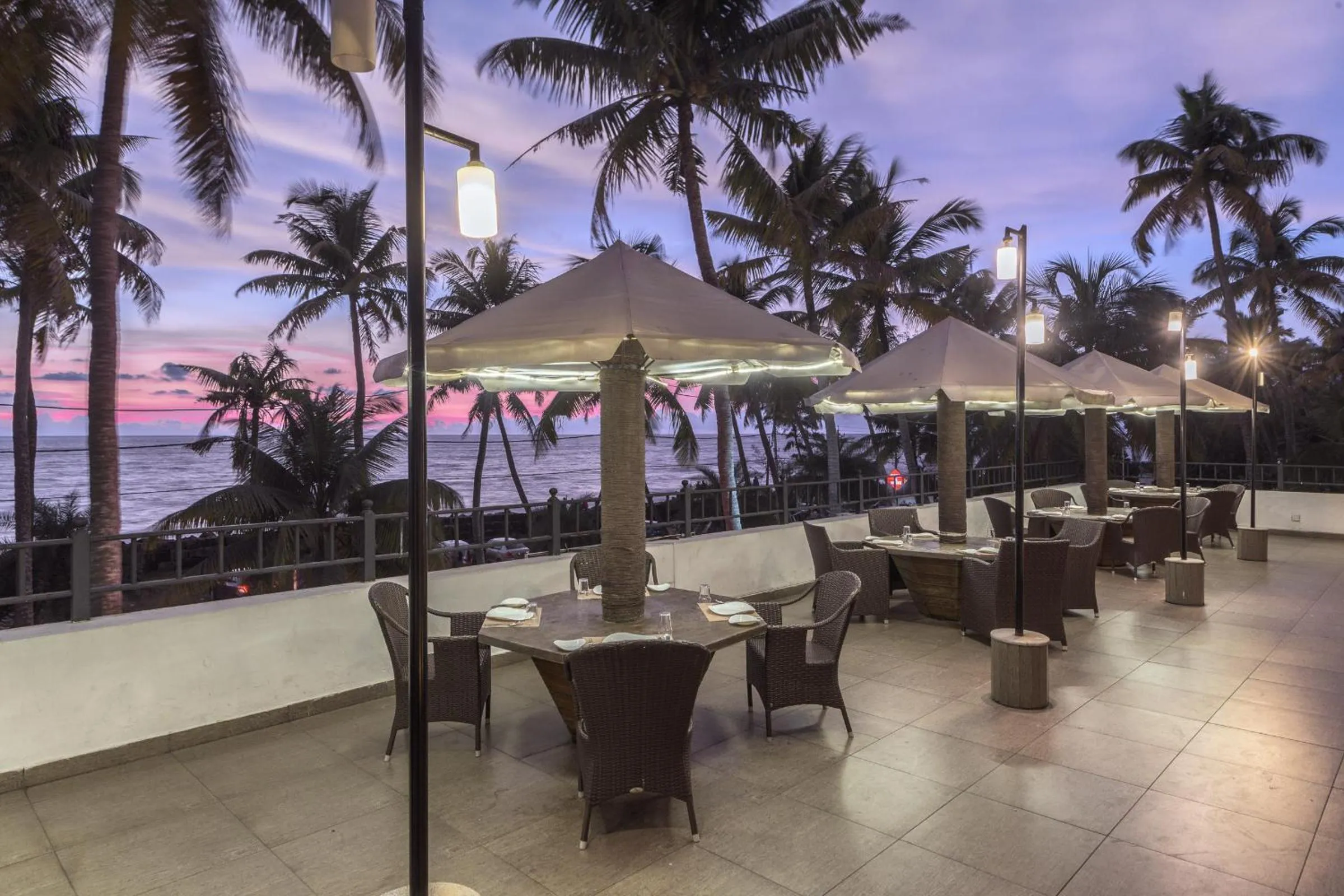 Restaurant/places to eat in Club Mahindra Cherai Beach