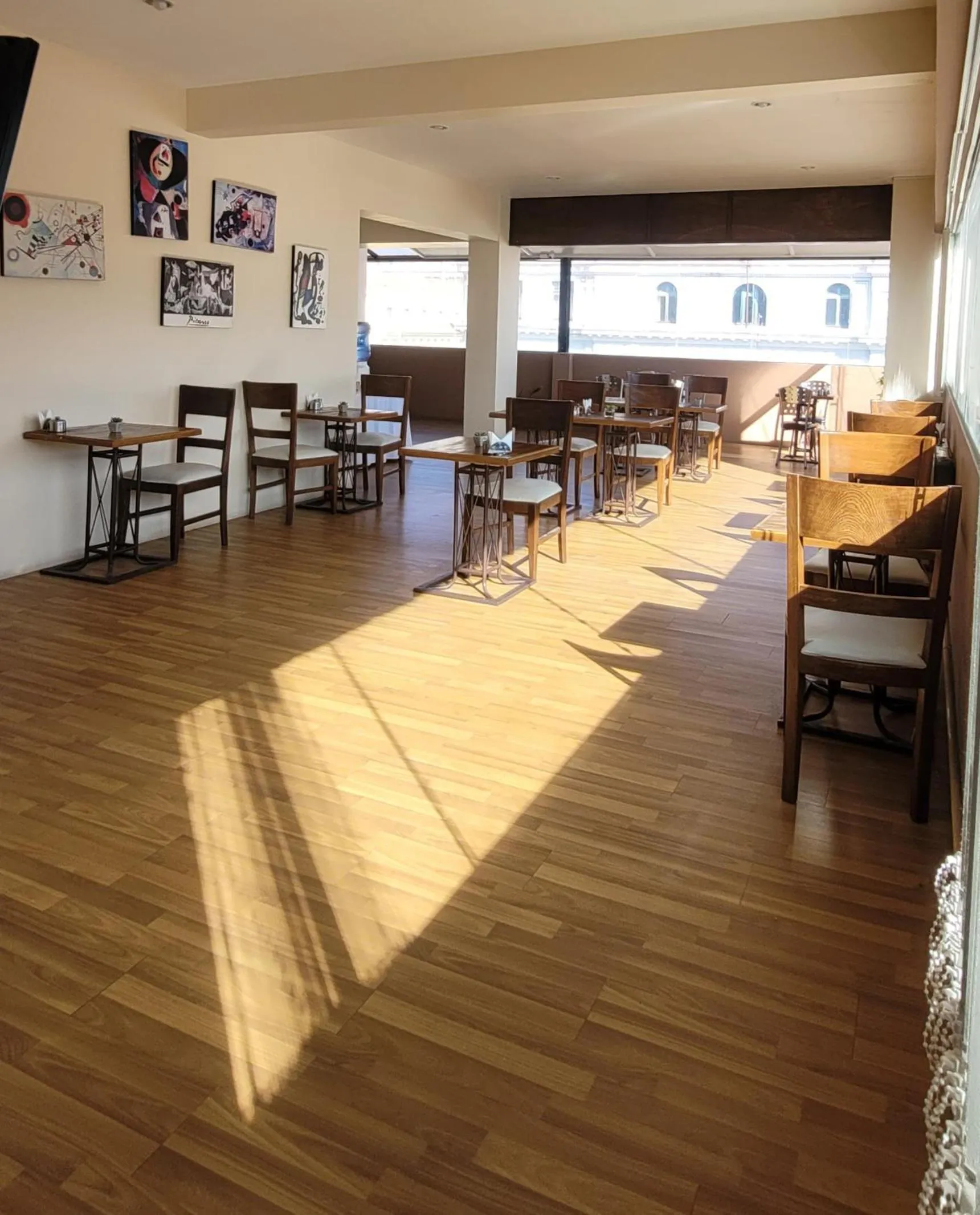 Restaurant/places to eat in Hotel Madrid