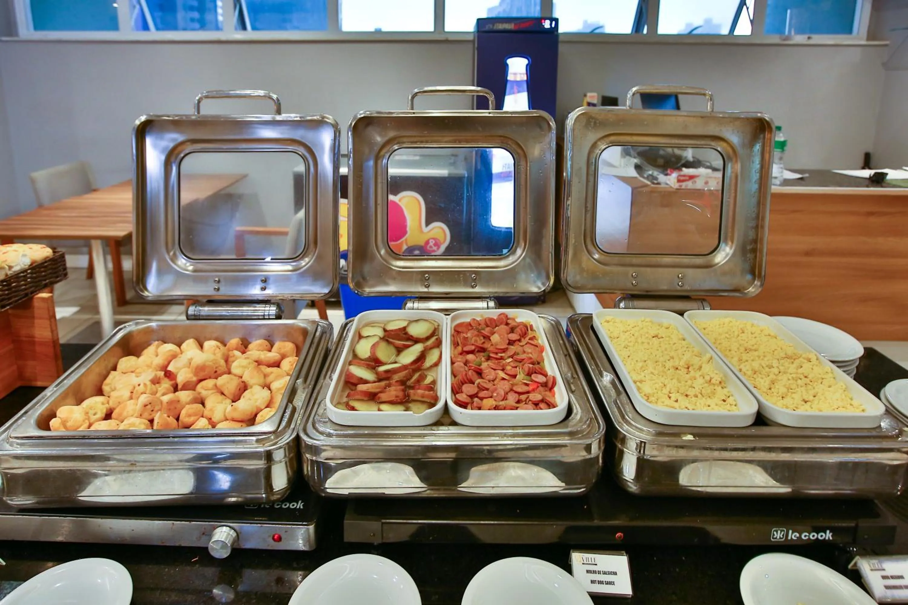 Buffet breakfast in eSuítes Campos dos Goytacazes