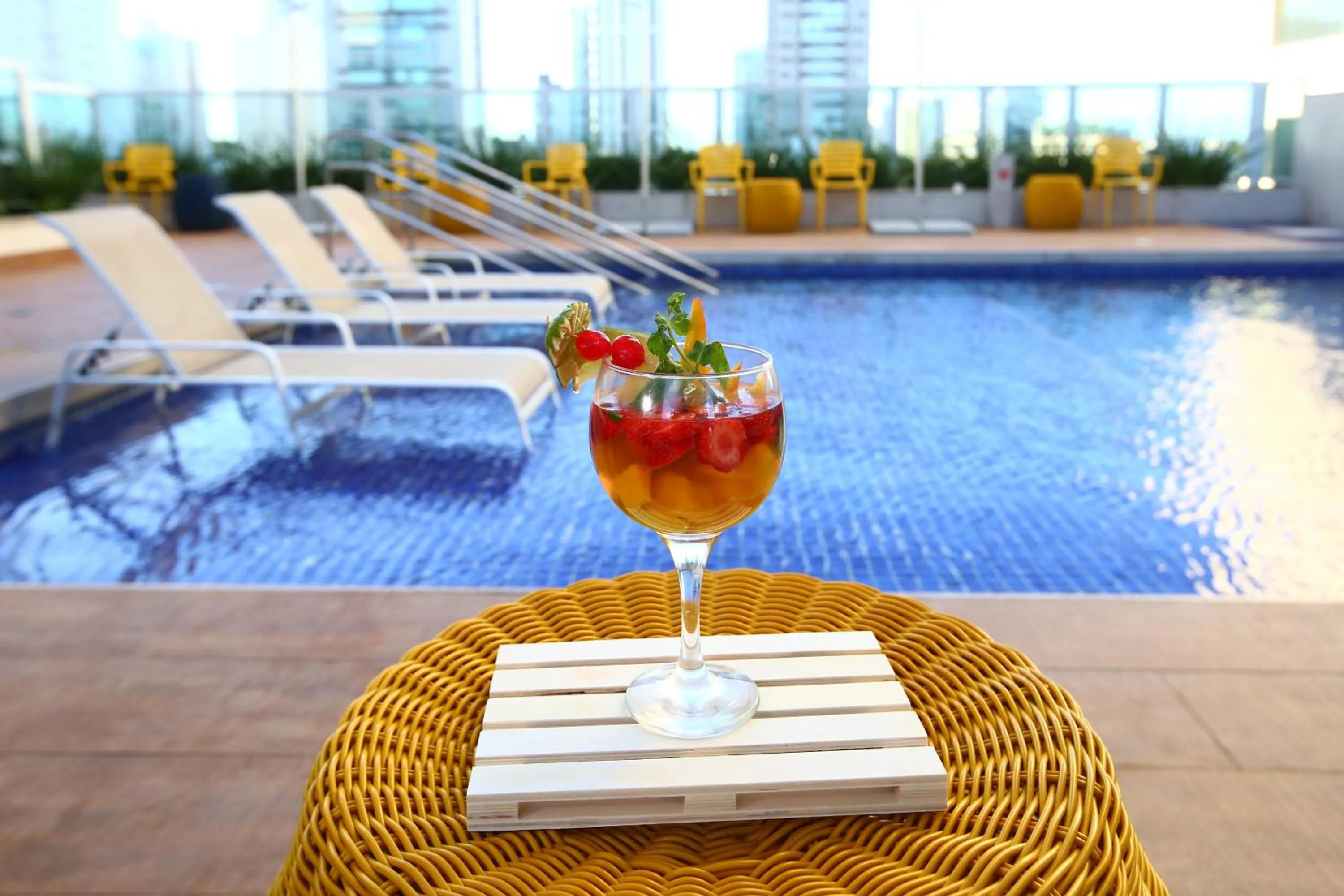 Swimming pool in eSuítes Campos dos Goytacazes