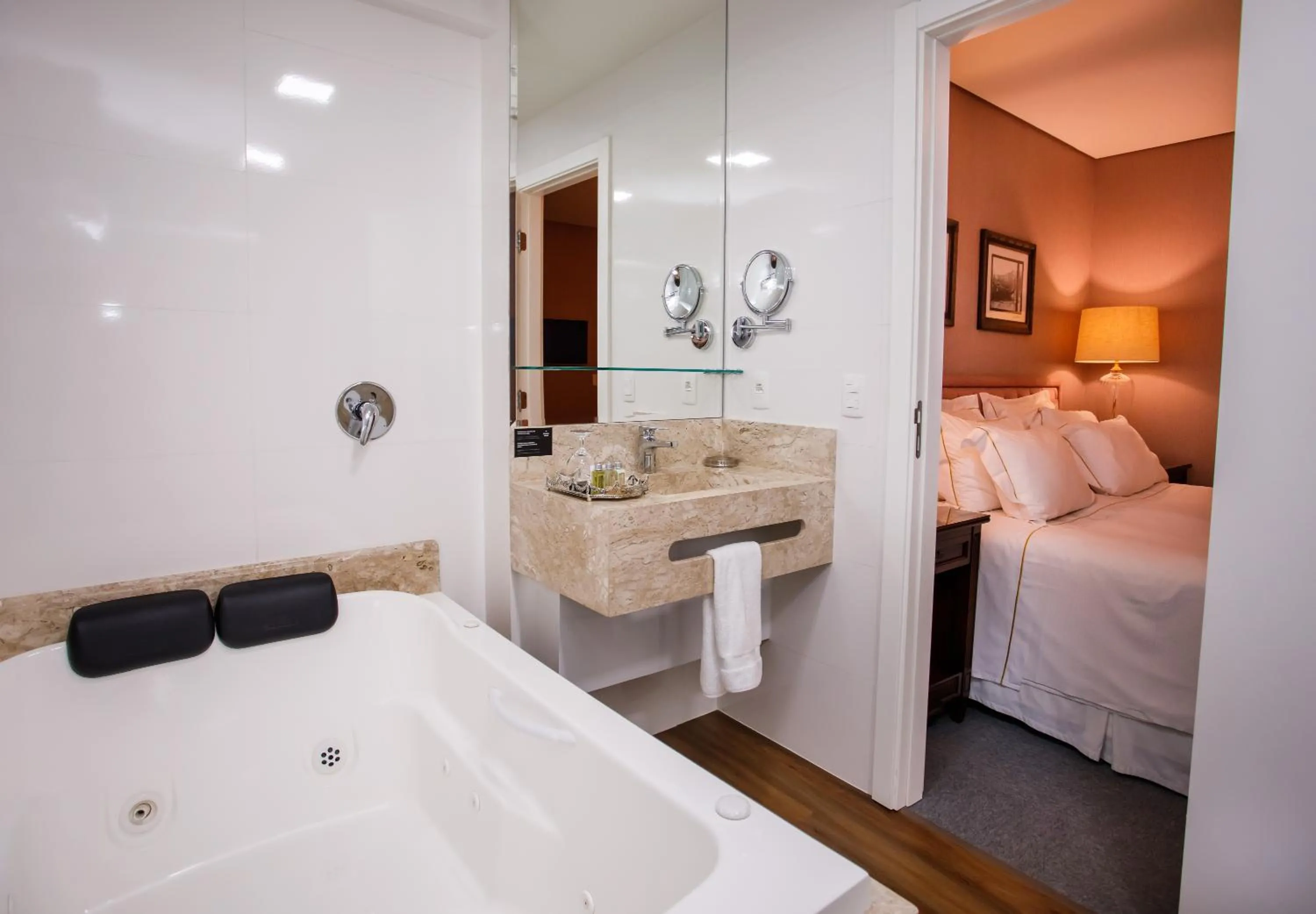 Hot Tub, Bed in Sofistic Hotel