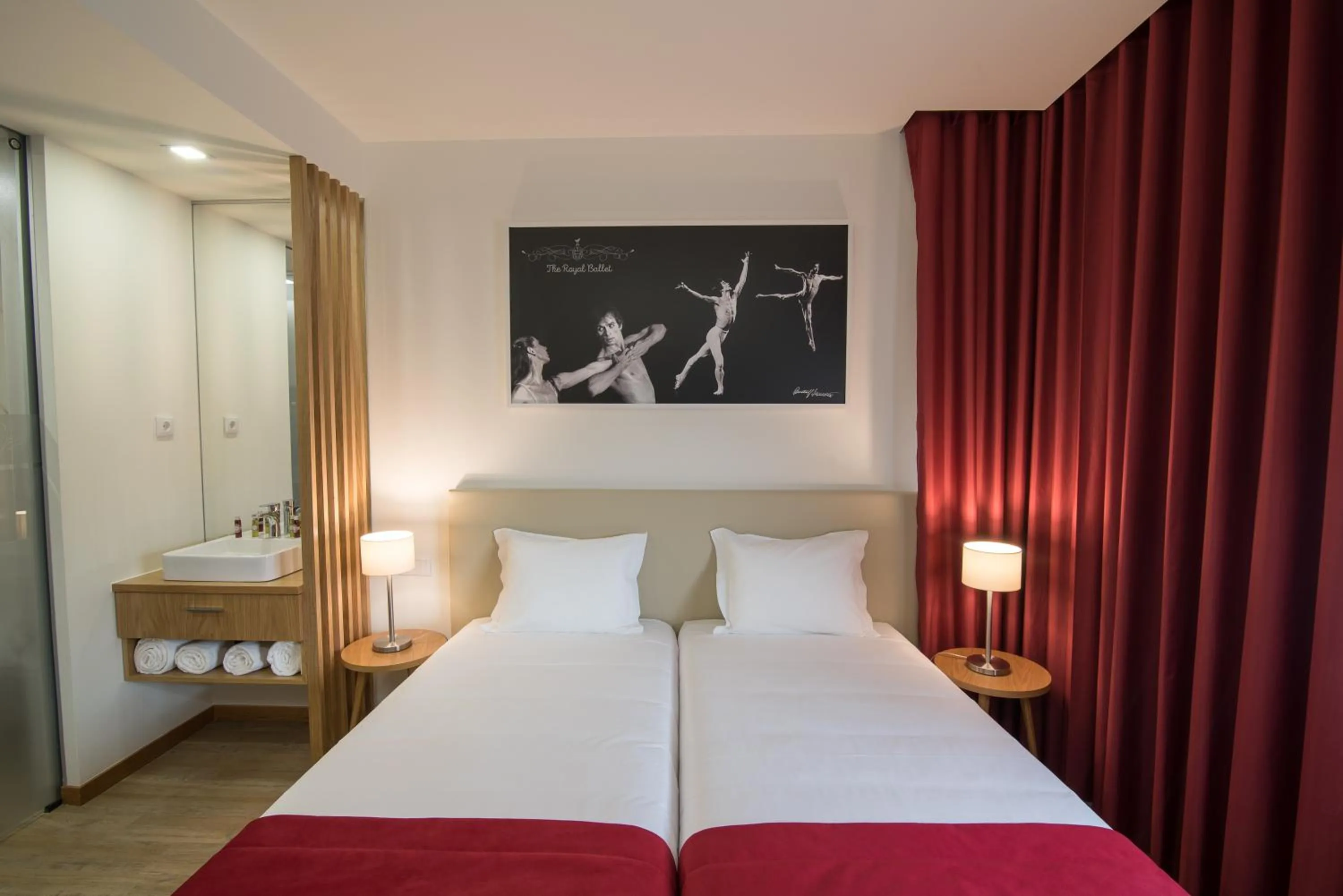 Photo of the whole room, Bed in Porto Coliseum Hotel