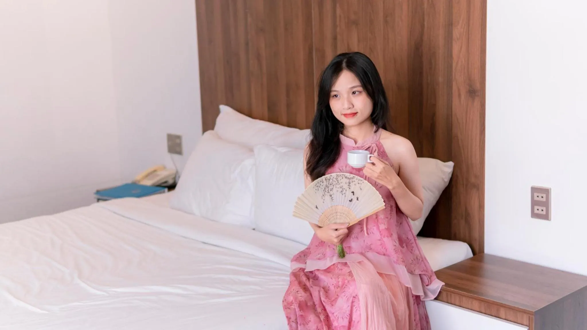 People, Bed in Gold Central Hotel by Haviland