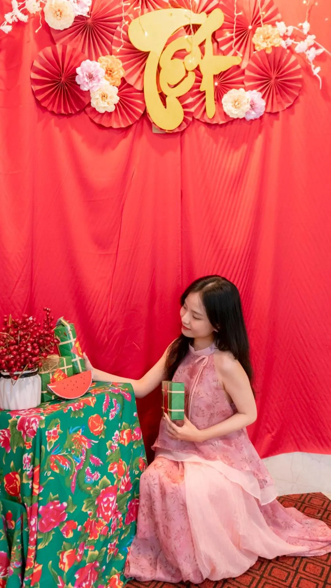 People in Gold Central Hotel by Haviland