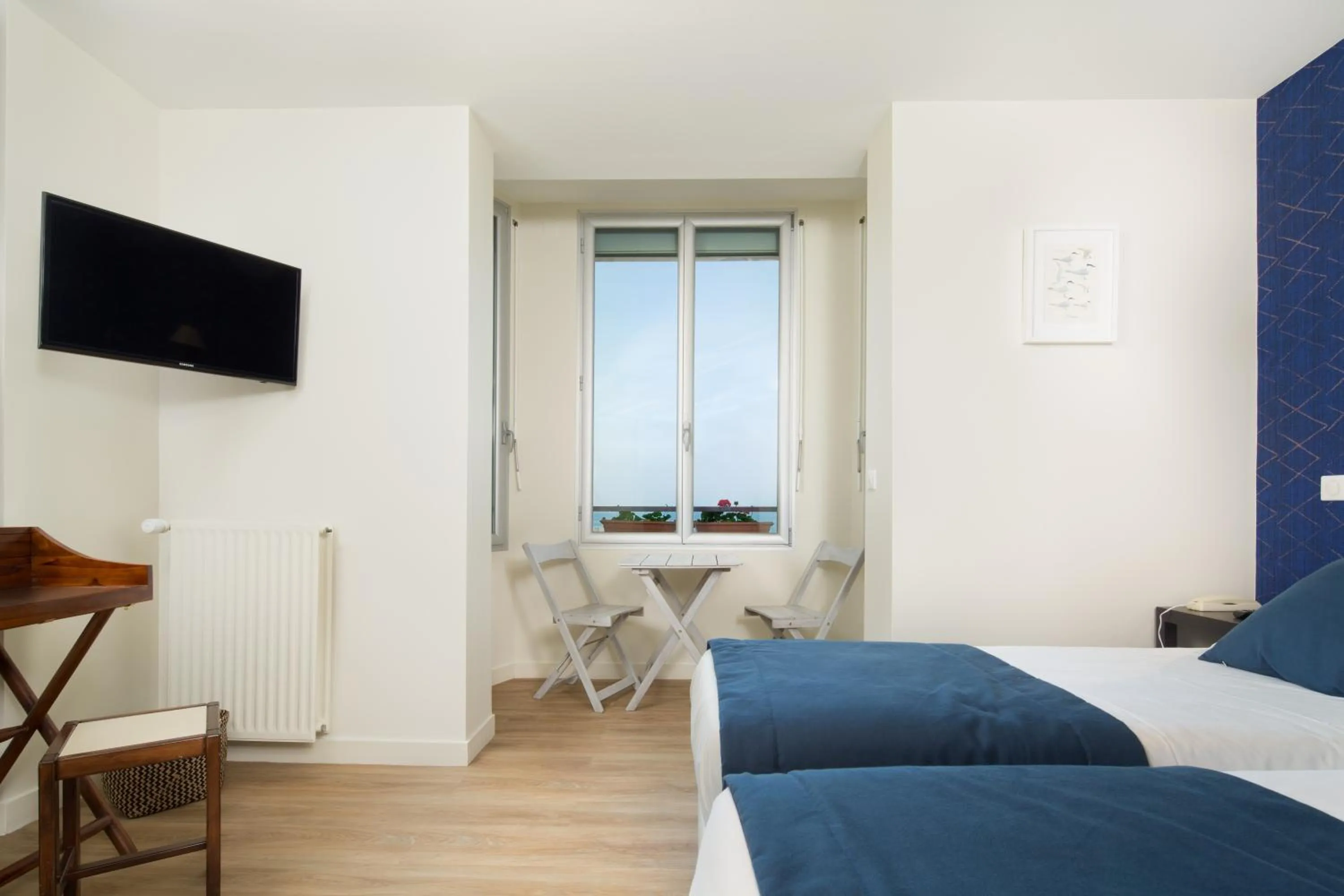 Photo of the whole room, Bed in Les Chants d'Ailes - Hôtel Face Mer