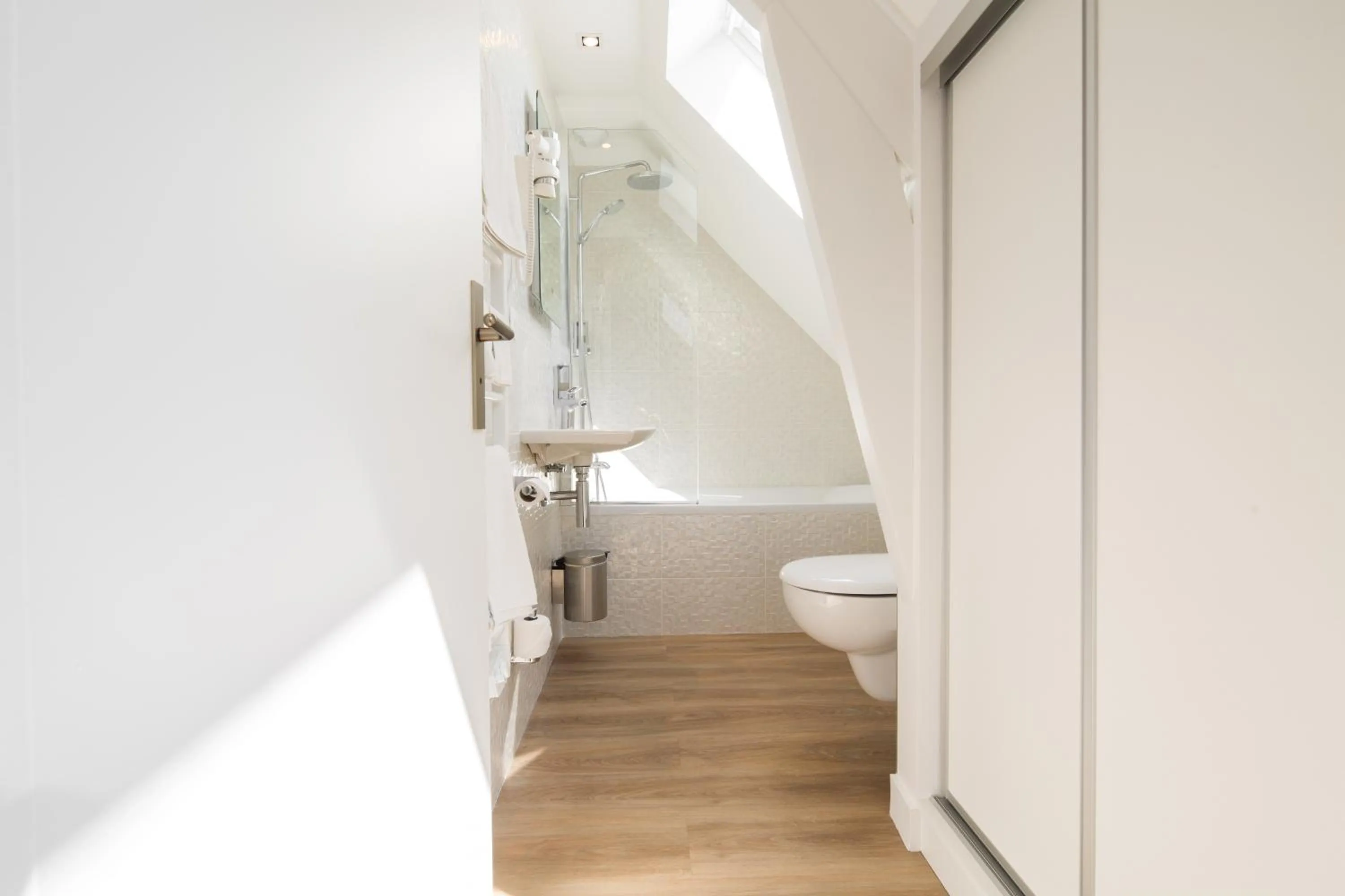 Toilet in Les Chants d'Ailes - Hôtel Face Mer