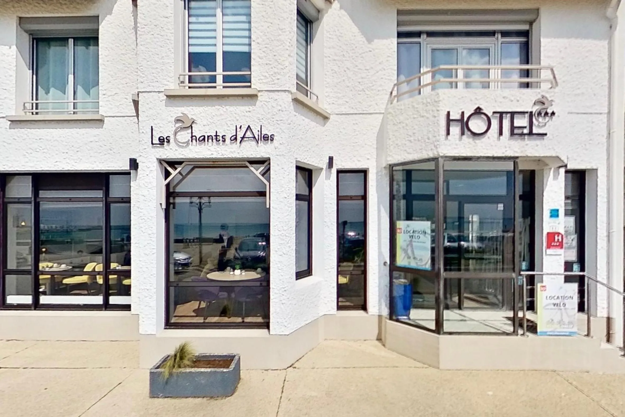 Property building in Les Chants d'Ailes - Hôtel Face Mer