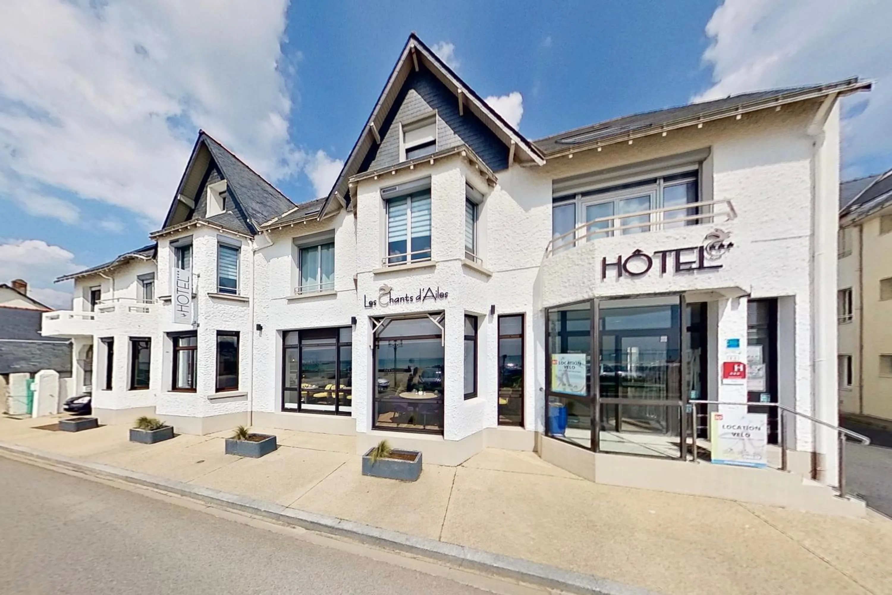 Property building in Les Chants d'Ailes - Hôtel Face Mer