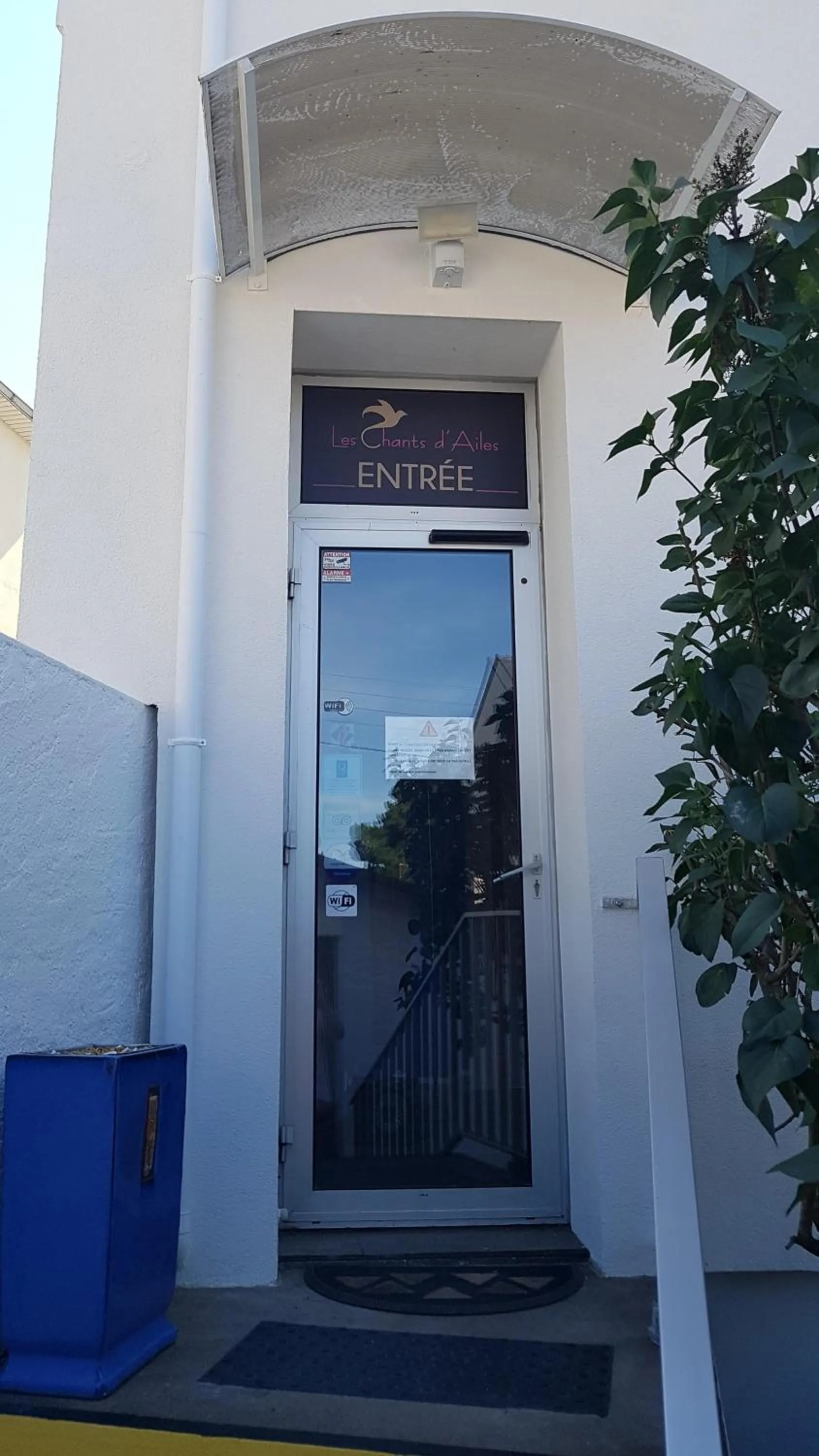 Facade/entrance in Les Chants d'Ailes - Hôtel Face Mer