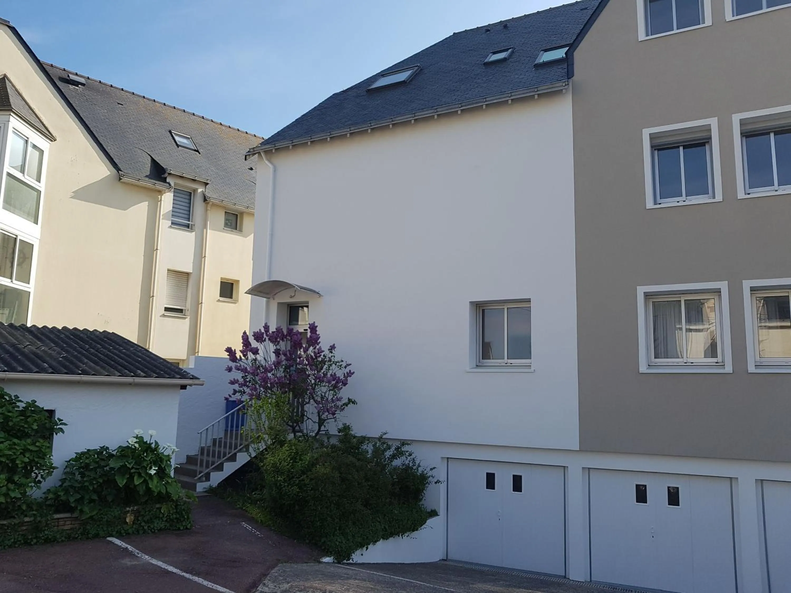 Property building in Les Chants d'Ailes - Hôtel Face Mer