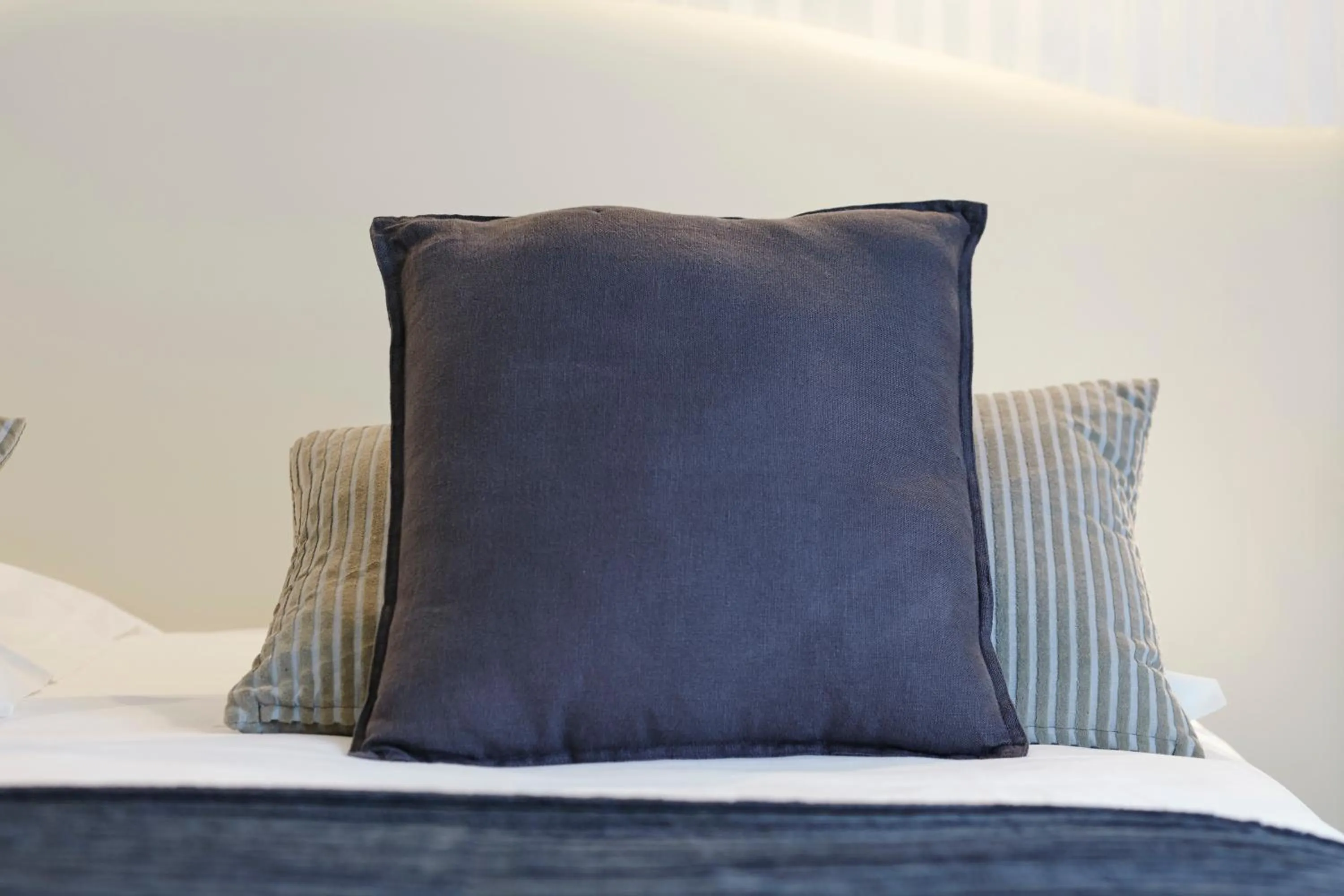 Decorative detail, Bed in Les Chants d'Ailes - Hôtel Face Mer