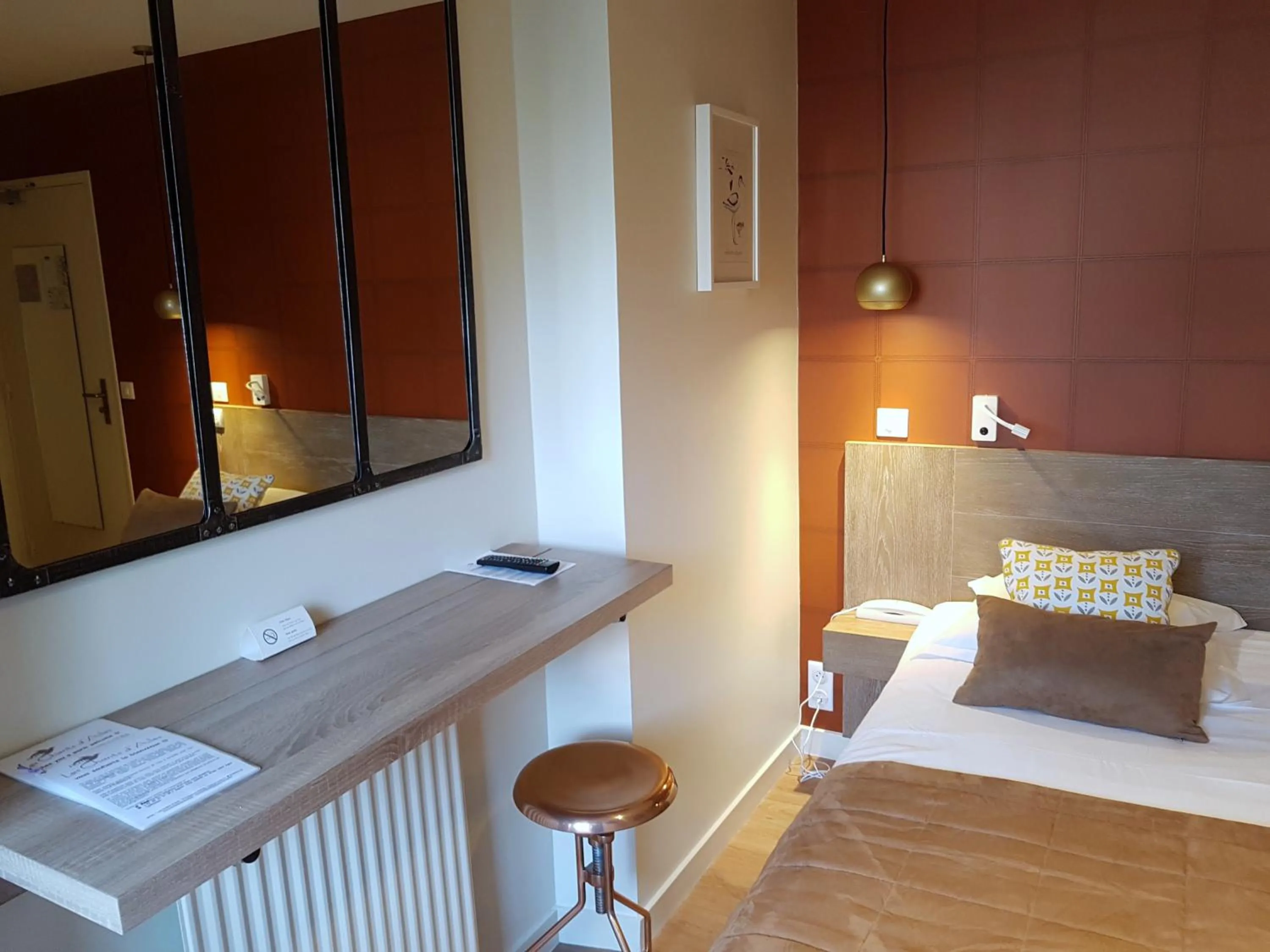 Bedroom in Les Chants d'Ailes - Hôtel Face Mer