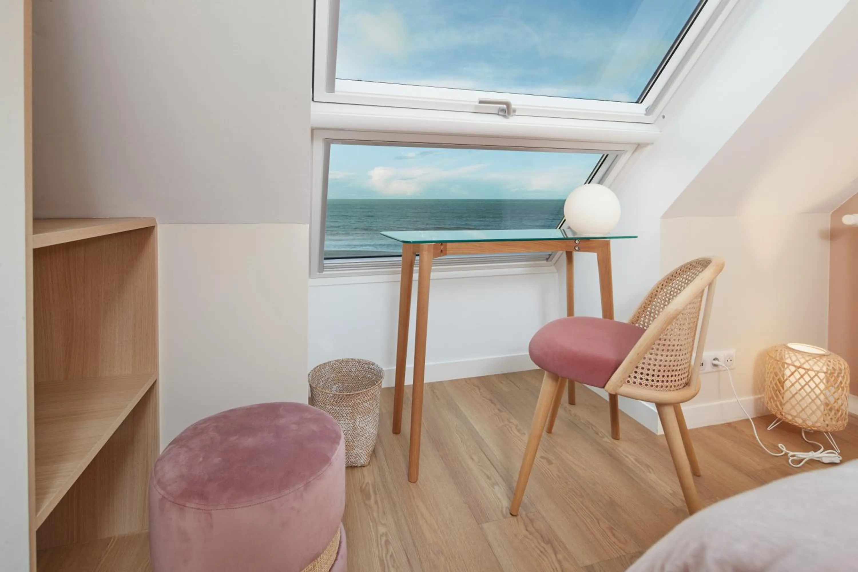 Photo of the whole room, Bed in Les Chants d'Ailes - Hôtel Face Mer