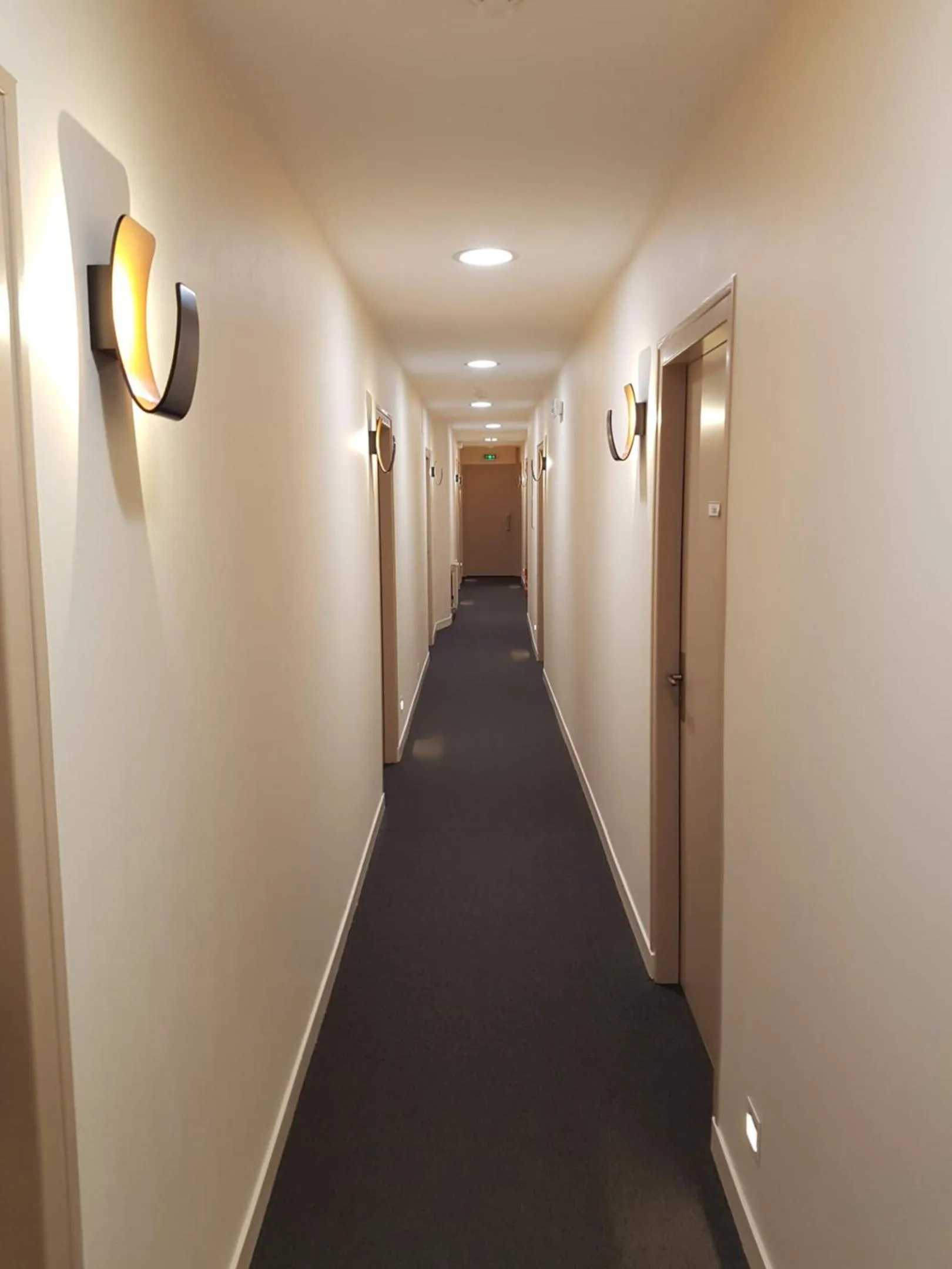 Property building in Les Chants d'Ailes - Hôtel Face Mer