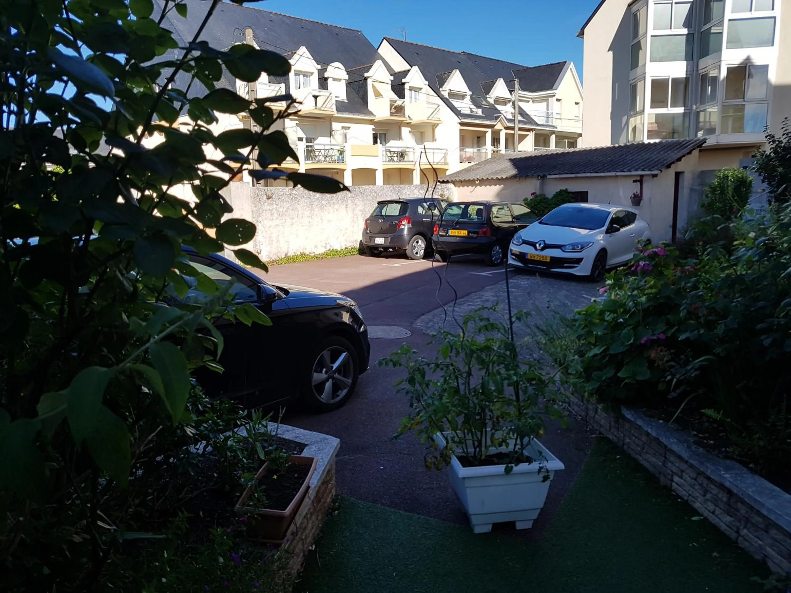 Street view in Les Chants d'Ailes - Hôtel Face Mer