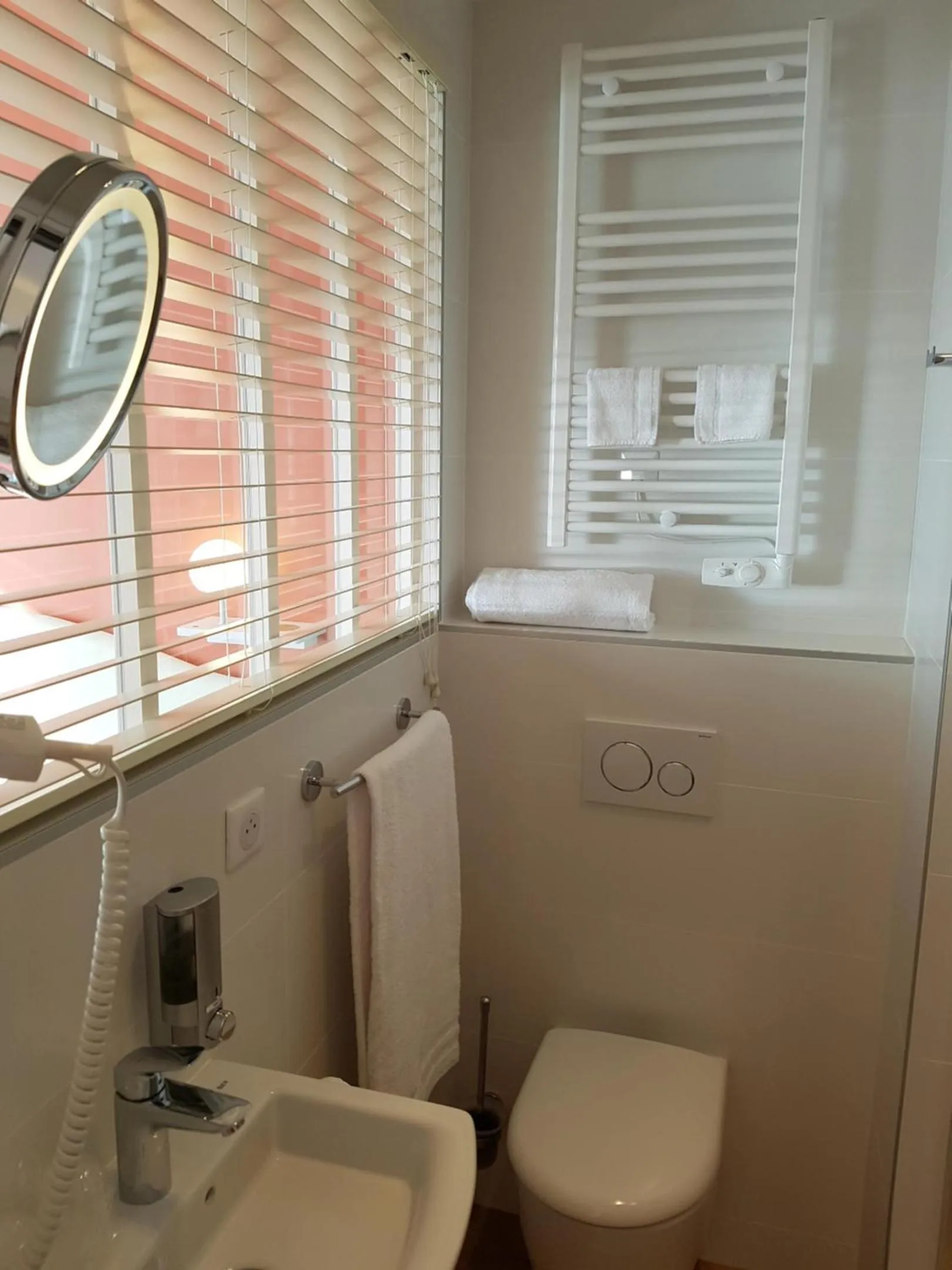 Toilet in Les Chants d'Ailes - Hôtel Face Mer