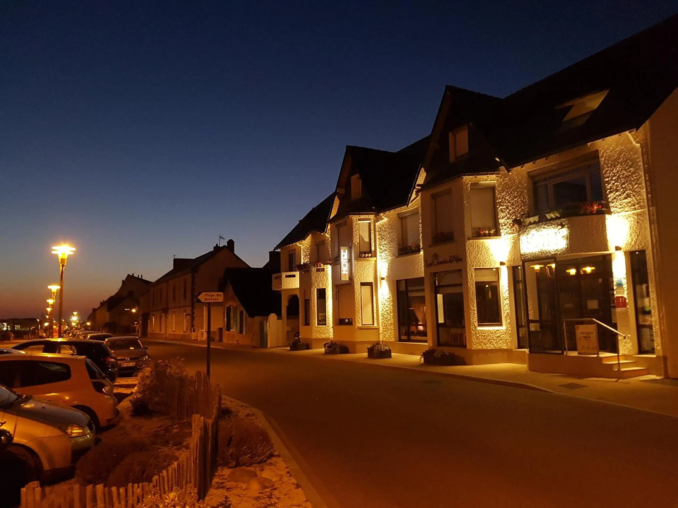 Property building in Les Chants d'Ailes - Hôtel Face Mer