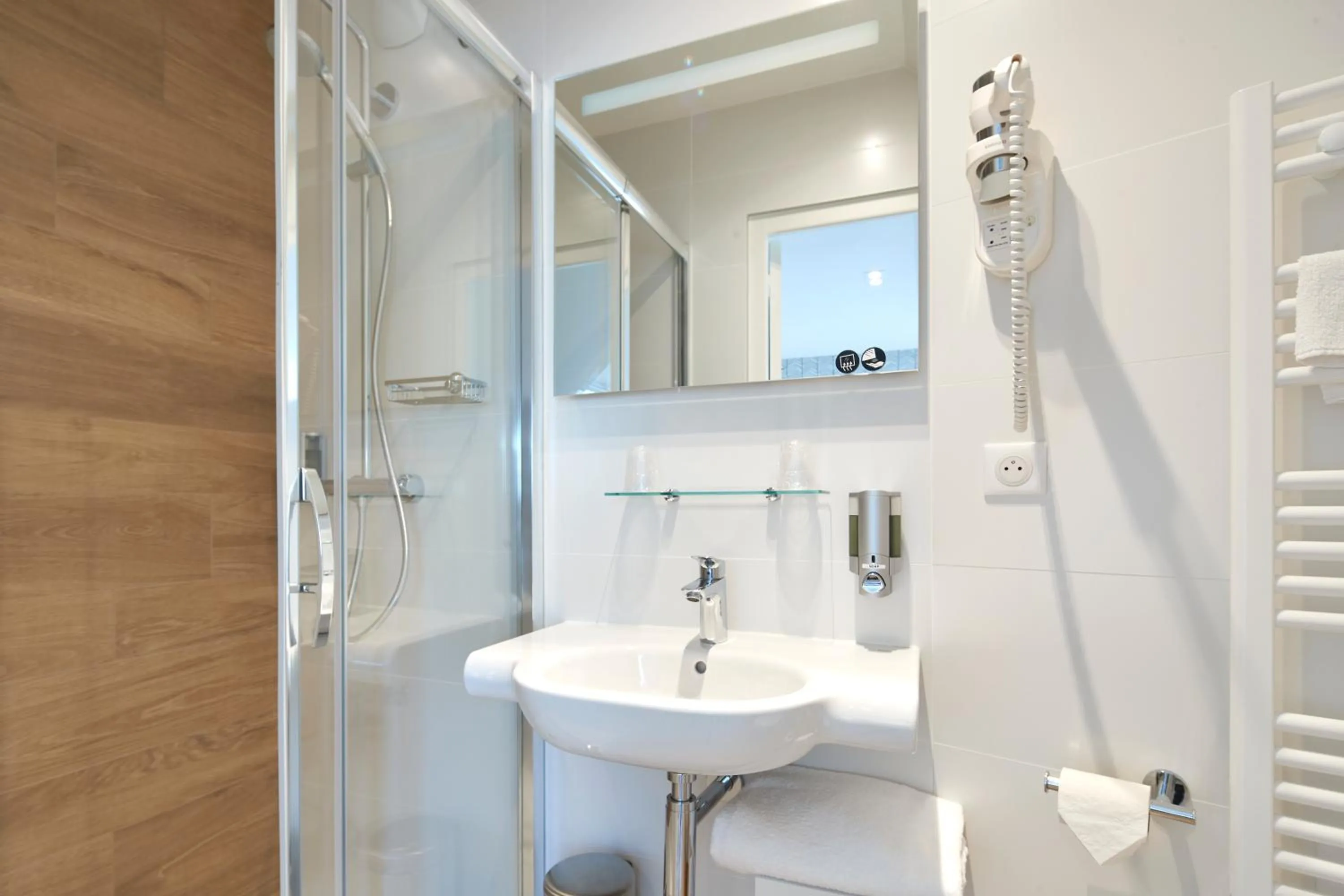 Shower in Les Chants d'Ailes - Hôtel Face Mer