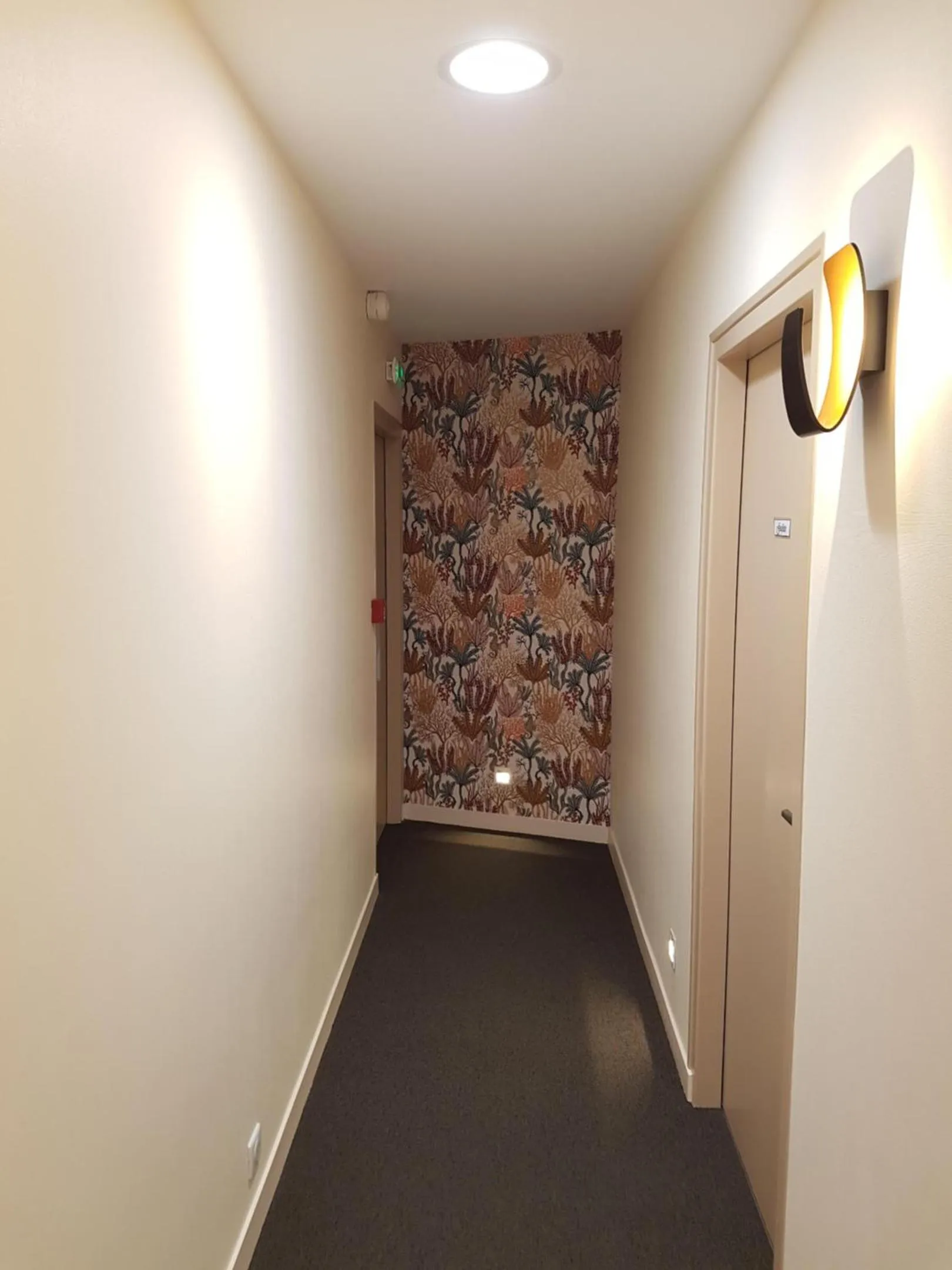 Property building in Les Chants d'Ailes - Hôtel Face Mer