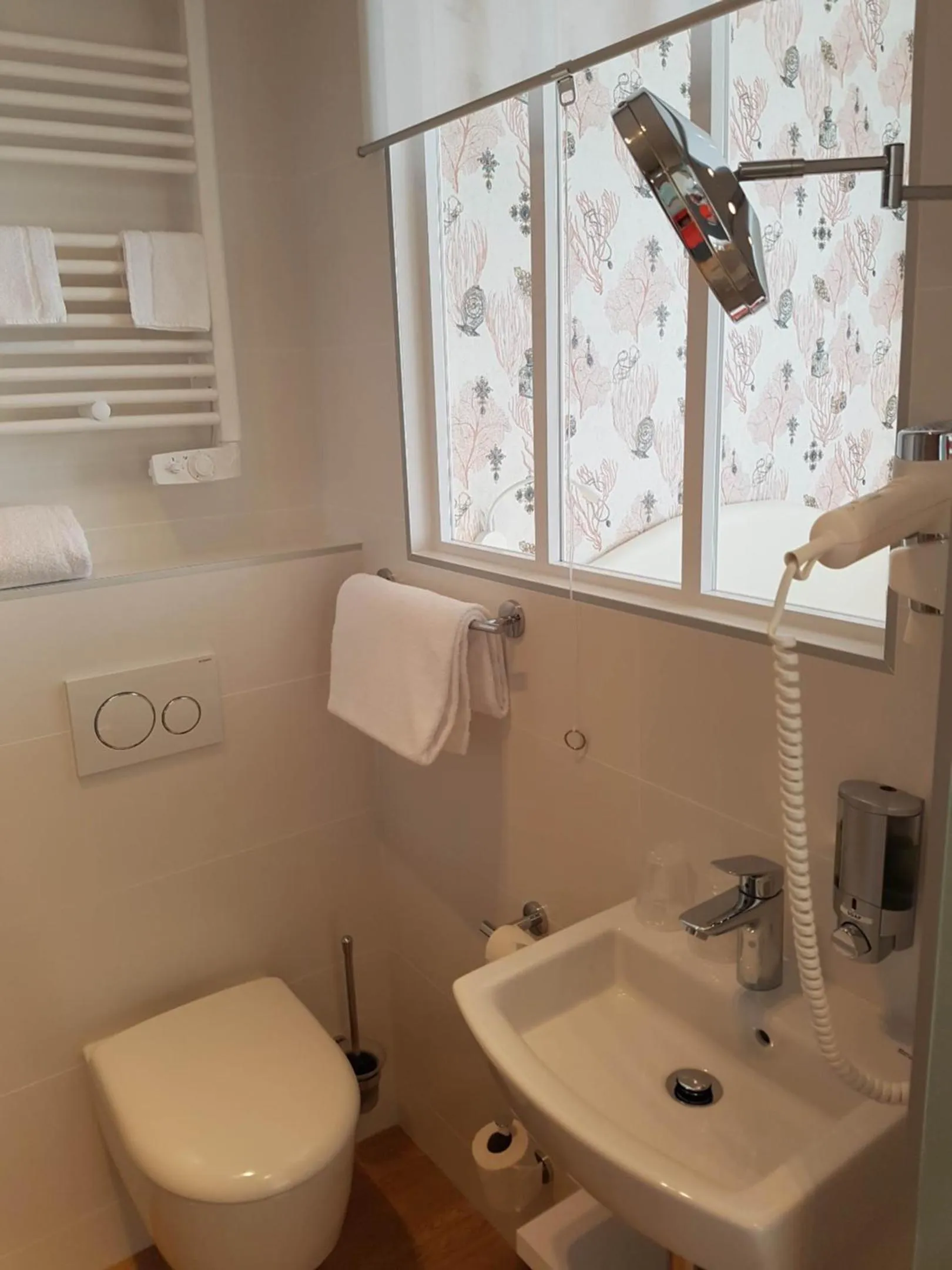 Shower in Les Chants d'Ailes - Hôtel Face Mer