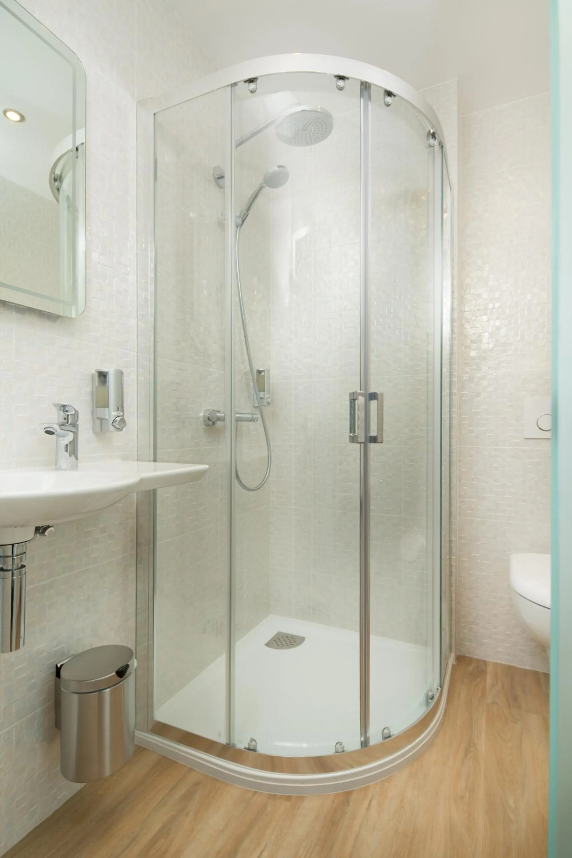 Shower in Les Chants d'Ailes - Hôtel Face Mer