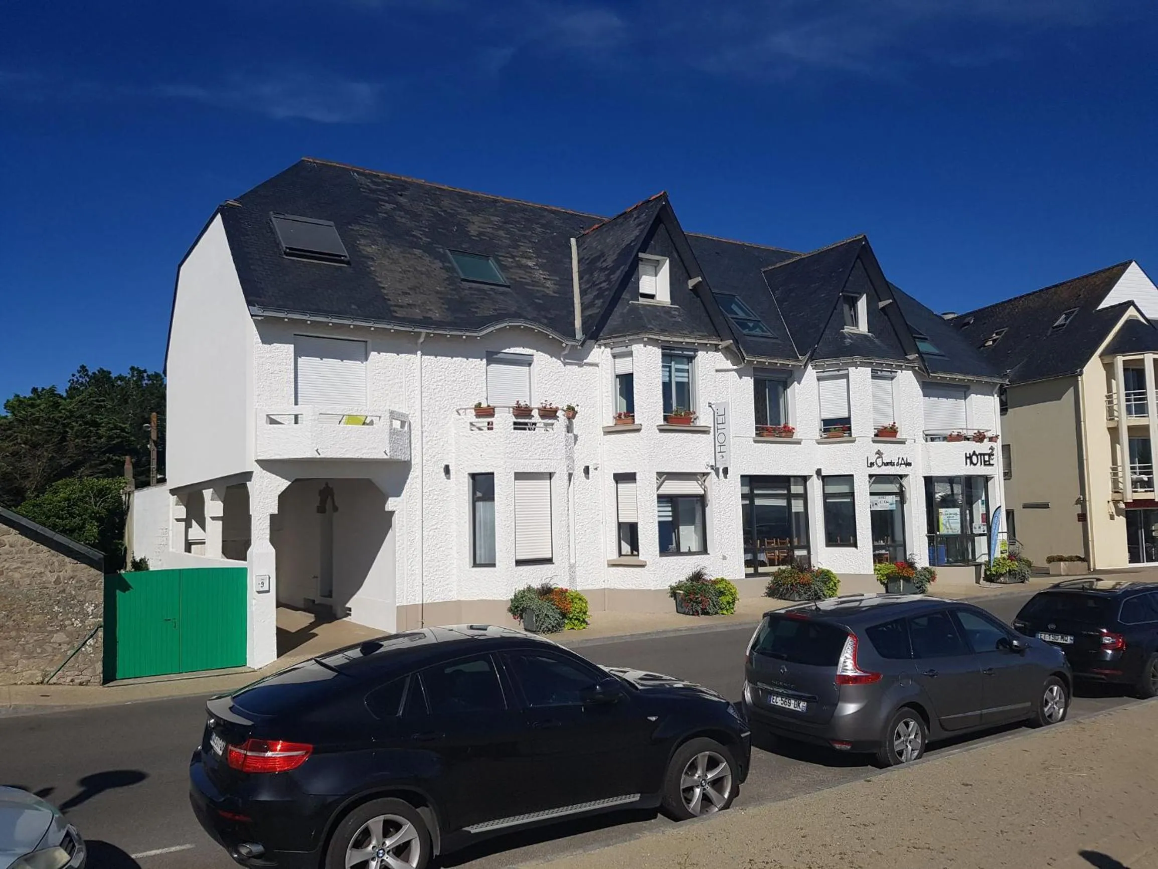 Property building in Les Chants d'Ailes - Hôtel Face Mer