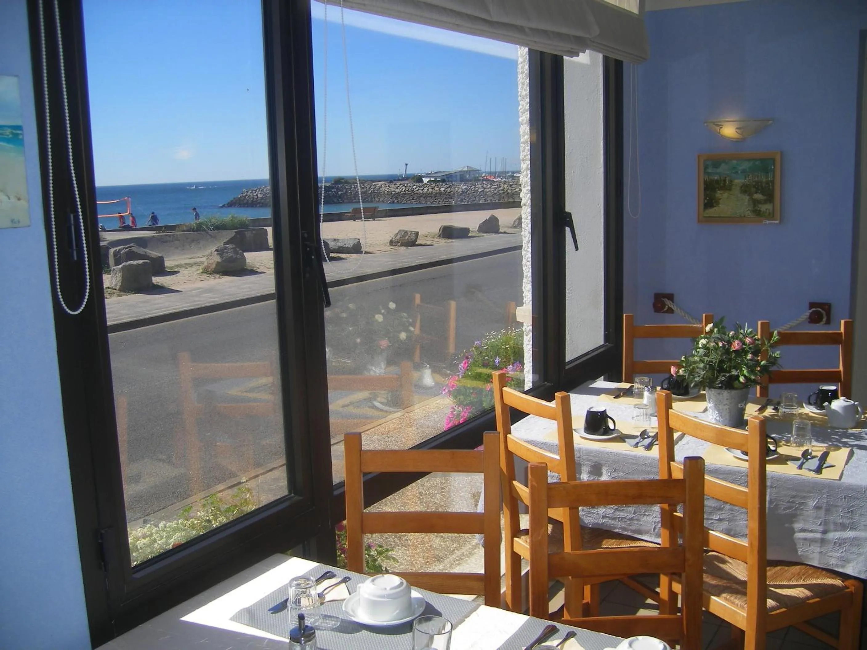 Dining area in Les Chants d'Ailes - Hôtel Face Mer