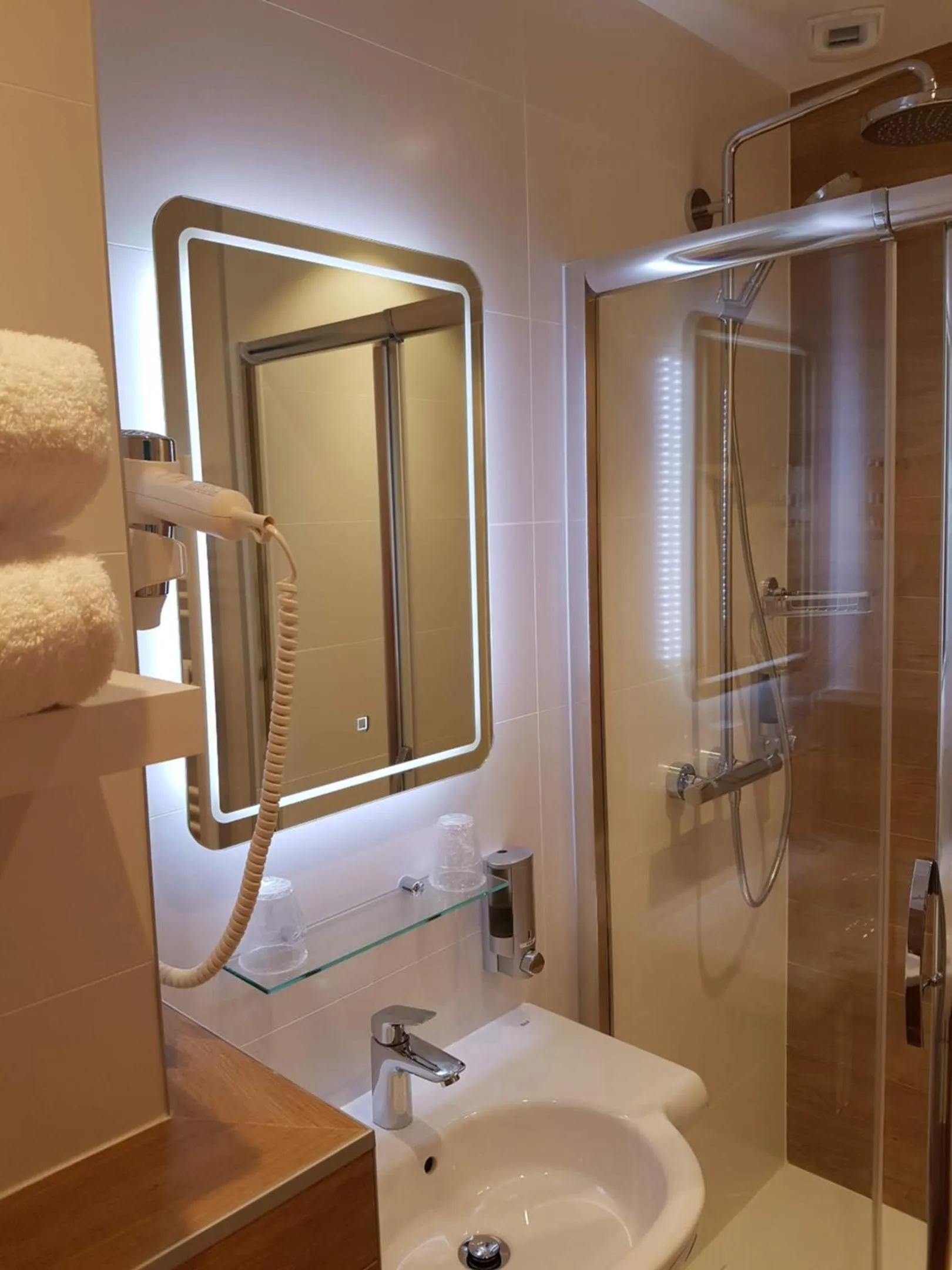 Shower in Les Chants d'Ailes - Hôtel Face Mer