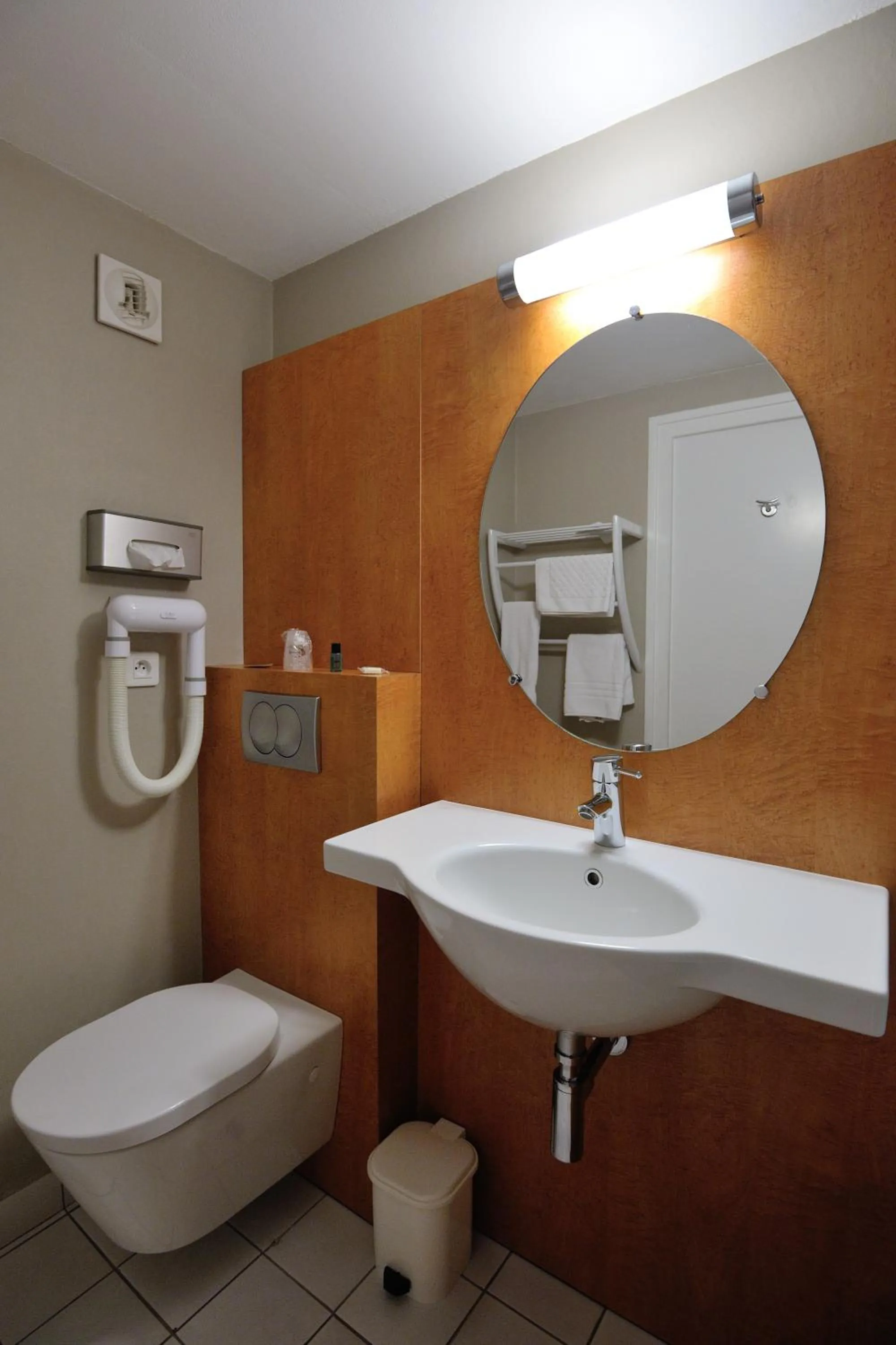 Bathroom in Hôtel du Parc Nantes Ouest Orvault