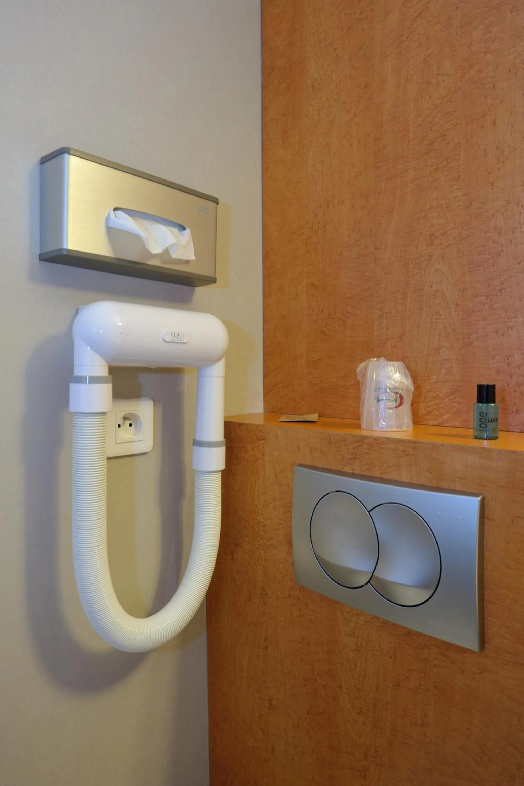 Bathroom in Hôtel du Parc Nantes Ouest Orvault