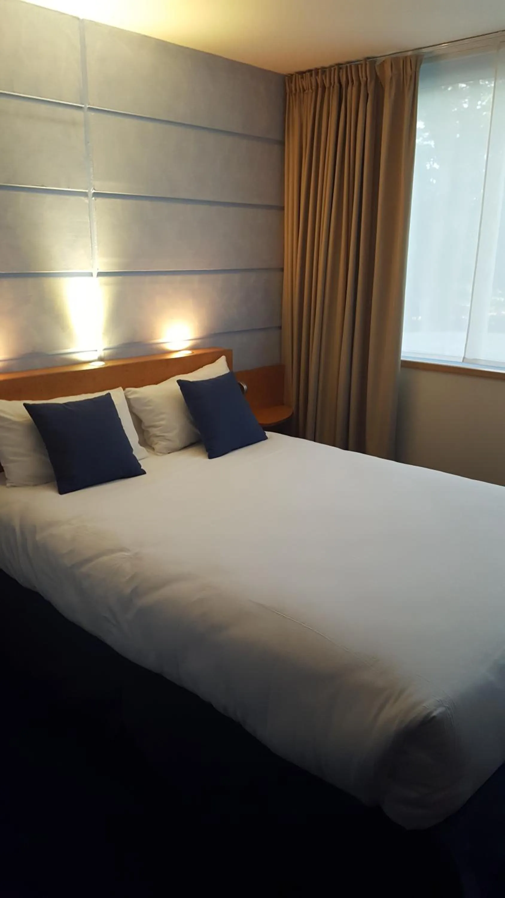 Property building, Bed in Hôtel du Parc Nantes Ouest Orvault