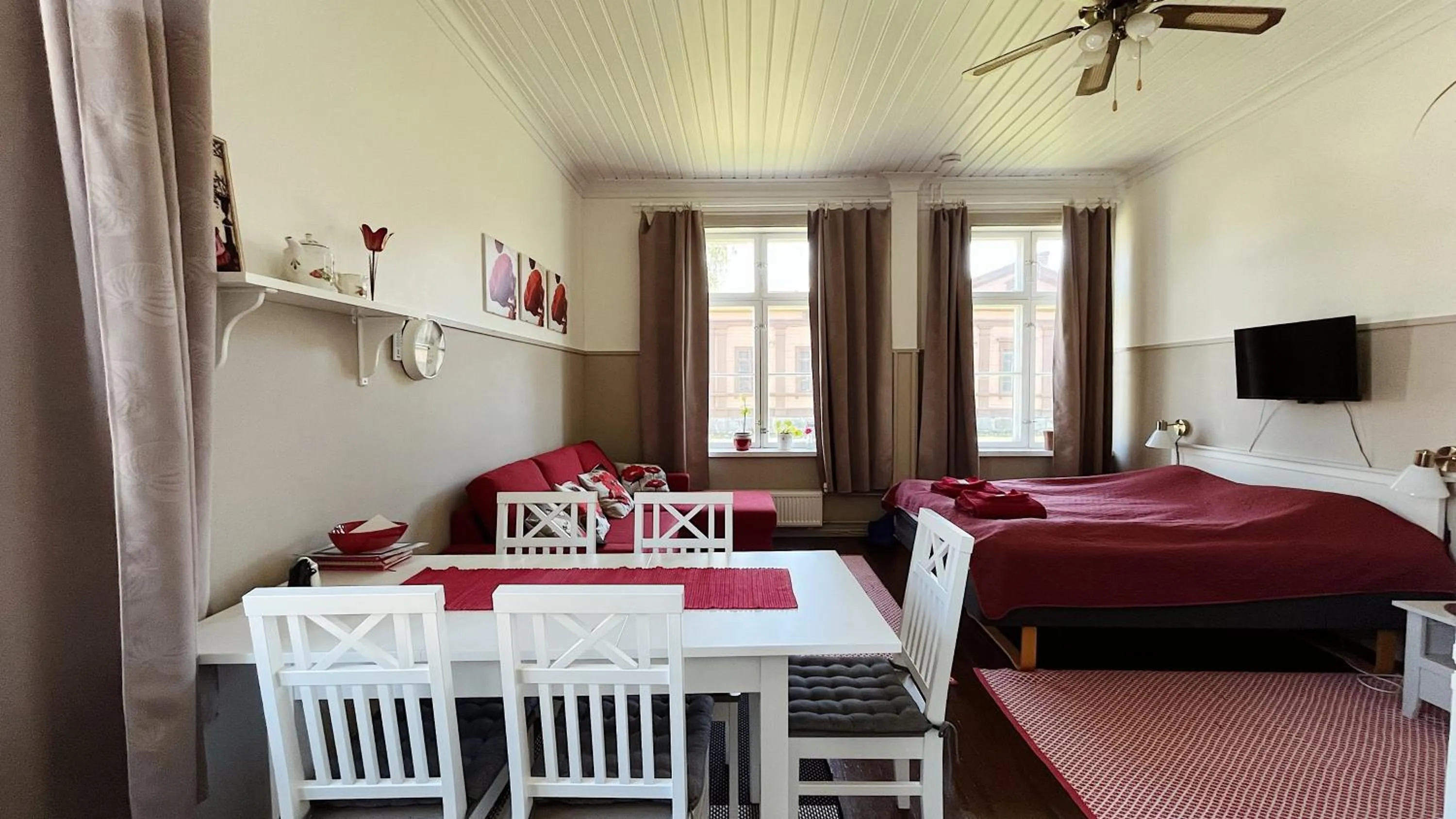 Communal lounge/ TV room, Bed in Huoneistohotelli Marja