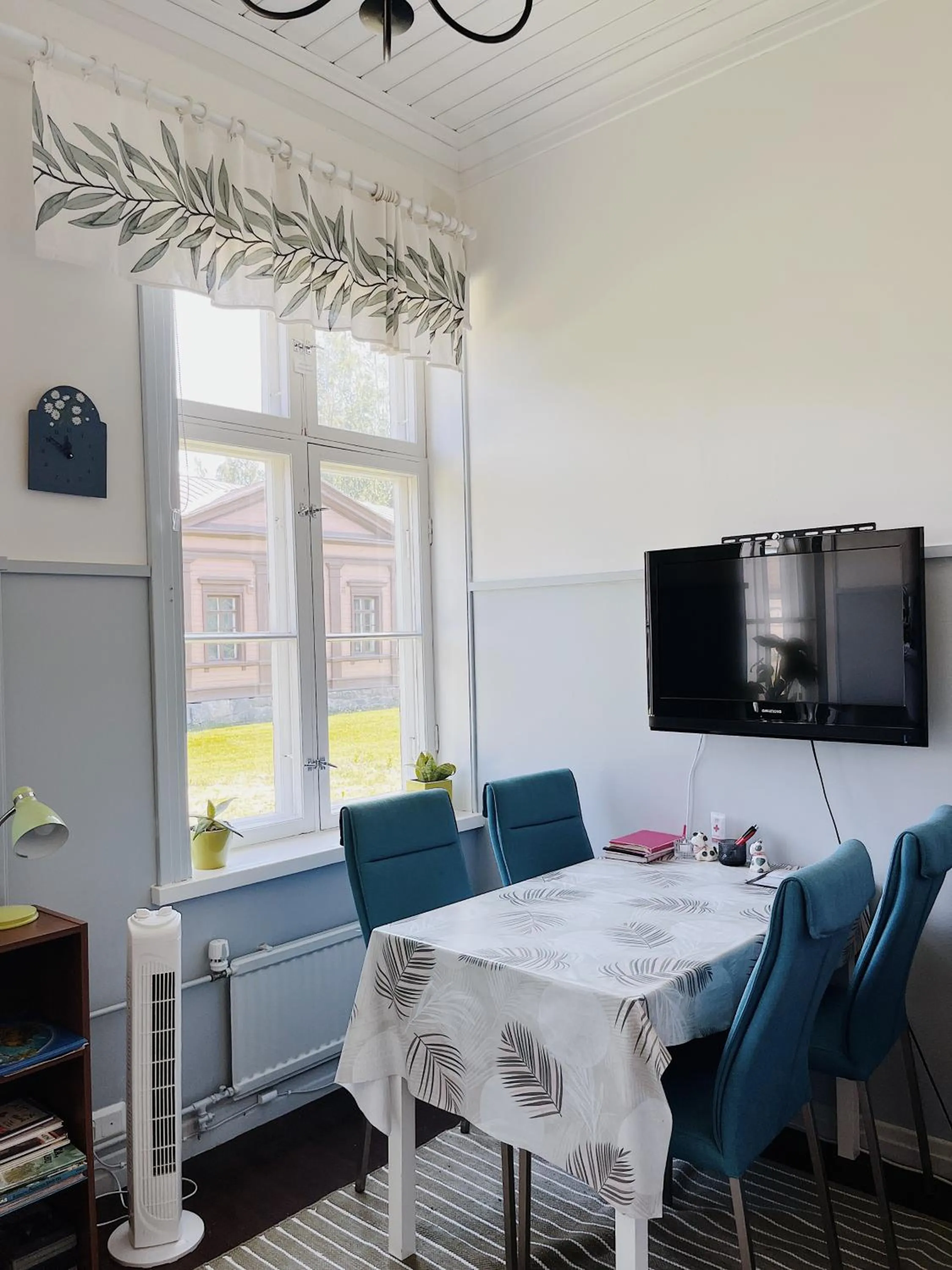 Communal lounge/ TV room in Huoneistohotelli Marja