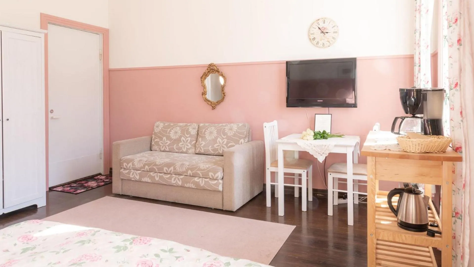 Coffee/tea facilities, Bed in Huoneistohotelli Marja