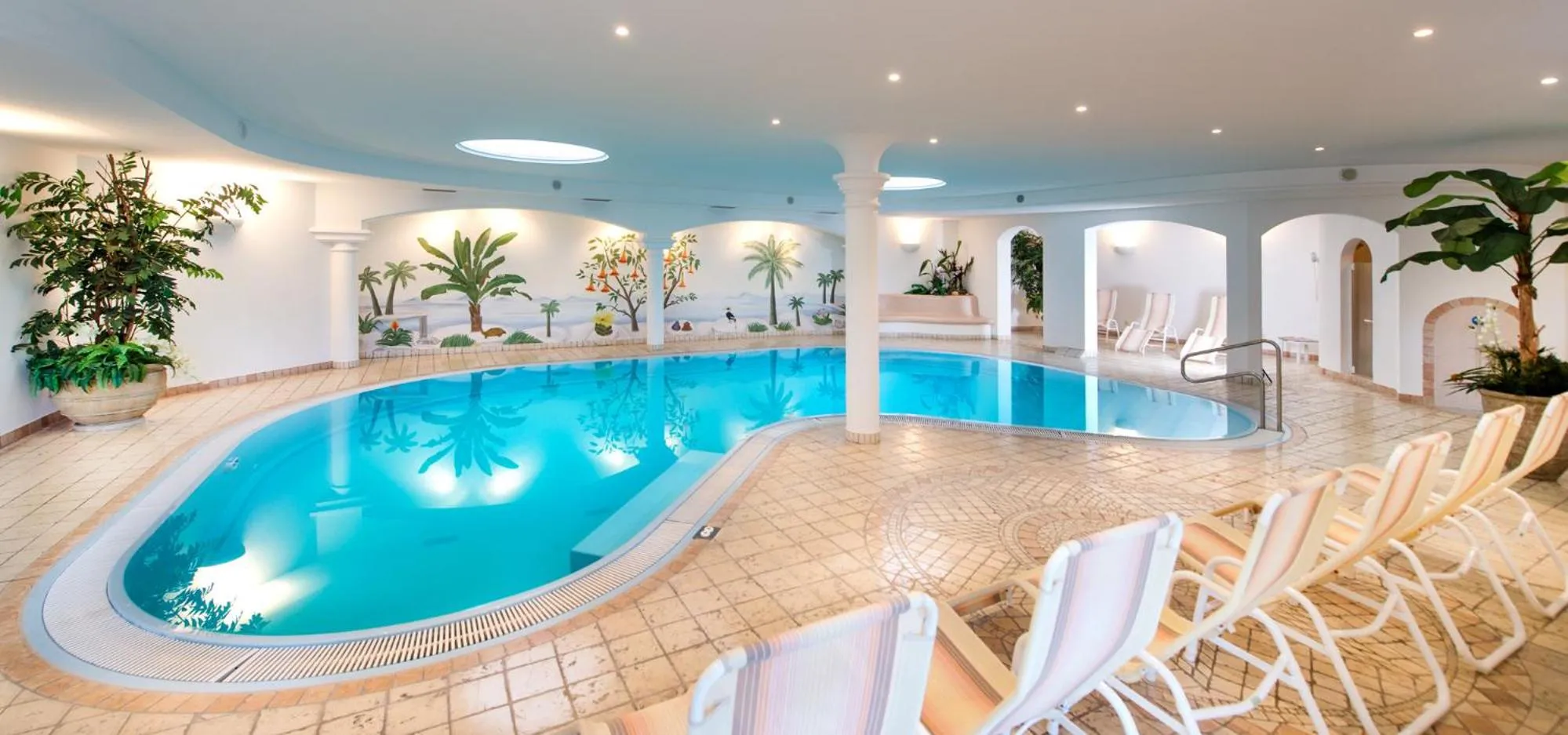 Swimming pool in Hotel Alpenroyal