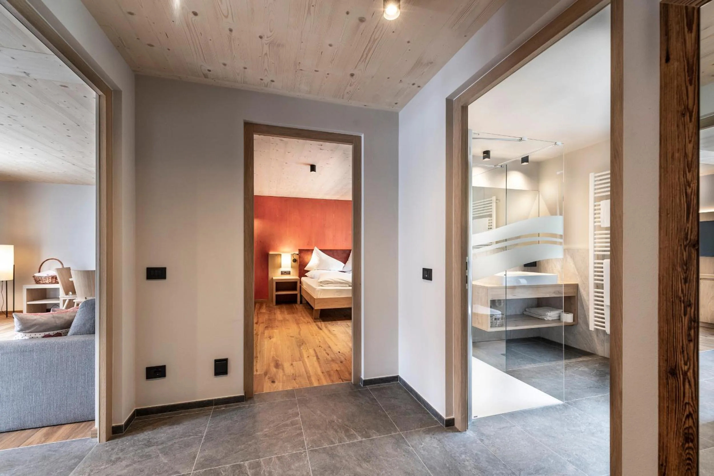 Bathroom, Bed in Hotel Alpenroyal