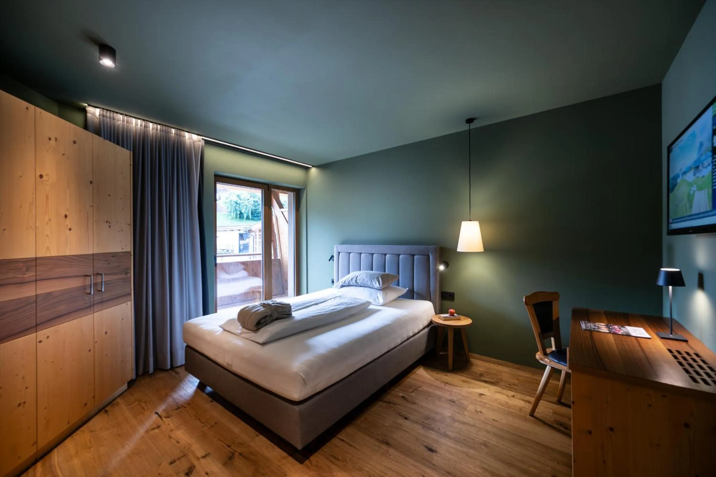 Bed in Hotel Alpenroyal