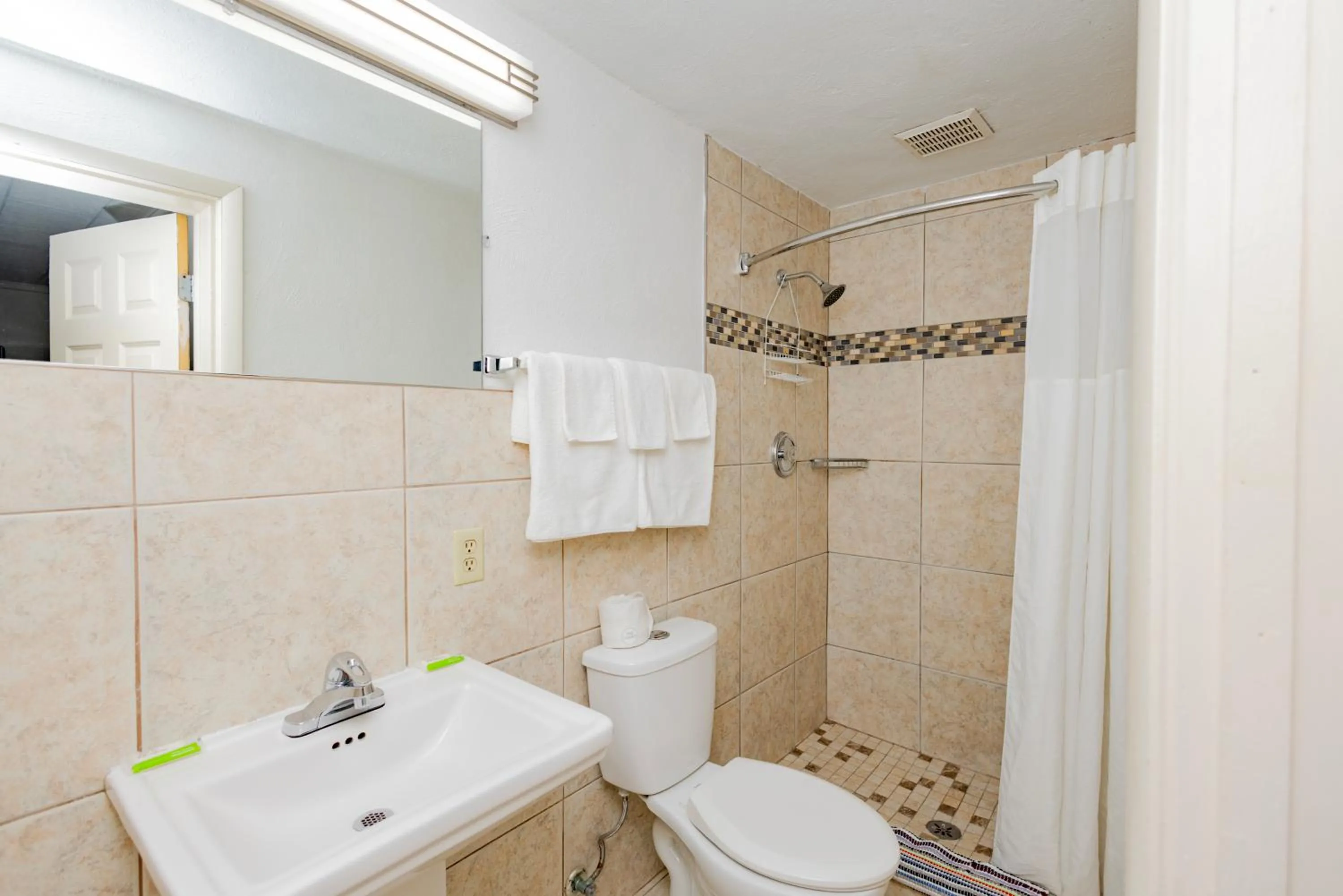 Bathroom in Budget Inn Columbus